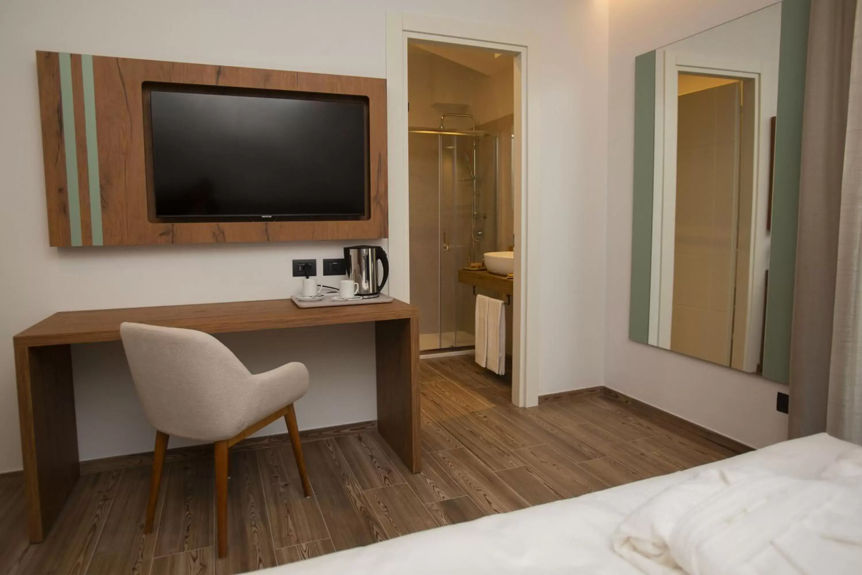 Bedroom, TV/Entertainment Center in Donna Vì Hotel
