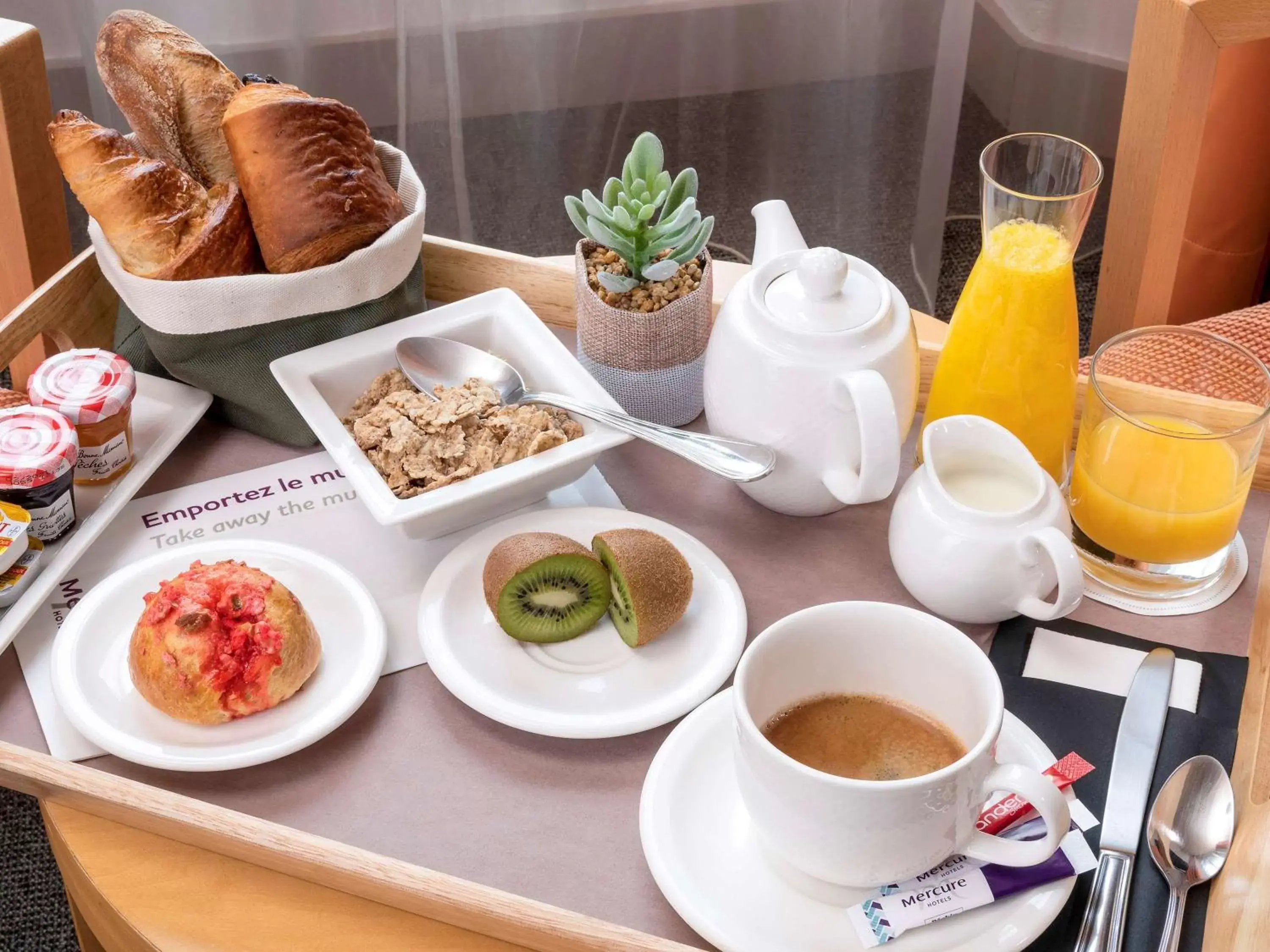 Restaurant/places to eat, Breakfast in Mercure Lyon Centre Brotteaux