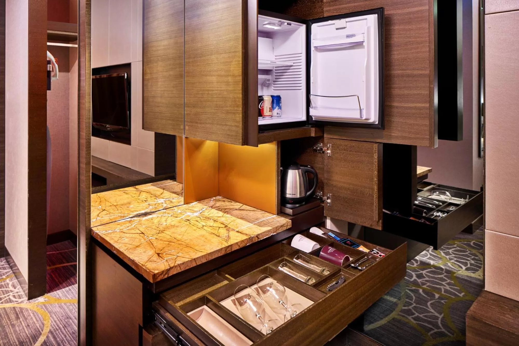 Coffee/tea facilities, Bed in Crowne Plaza Hong Kong Kowloon East by IHG
