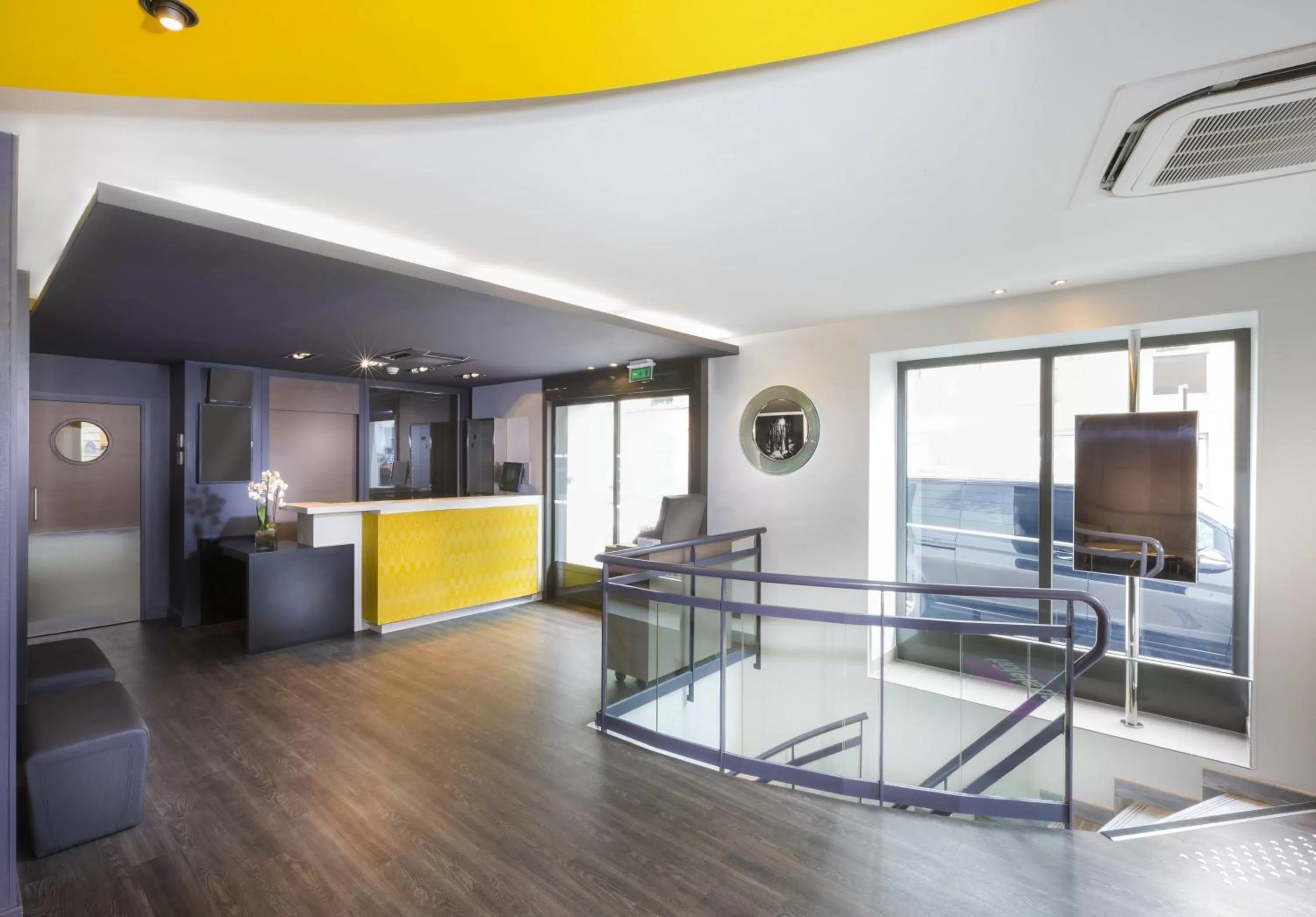 Lobby or reception in Libertel Montmartre Opéra