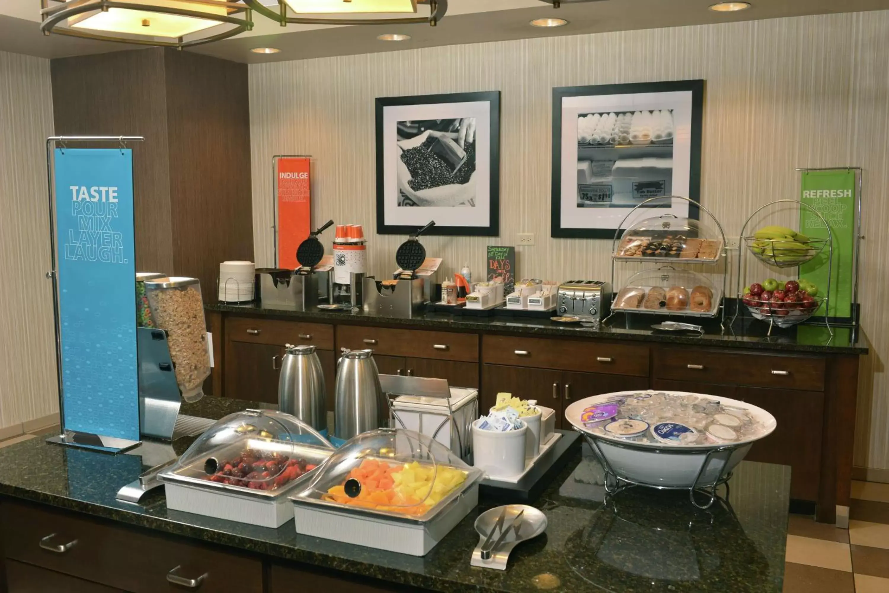 Dining area in Hampton Inn Springfield-Southeast, MO