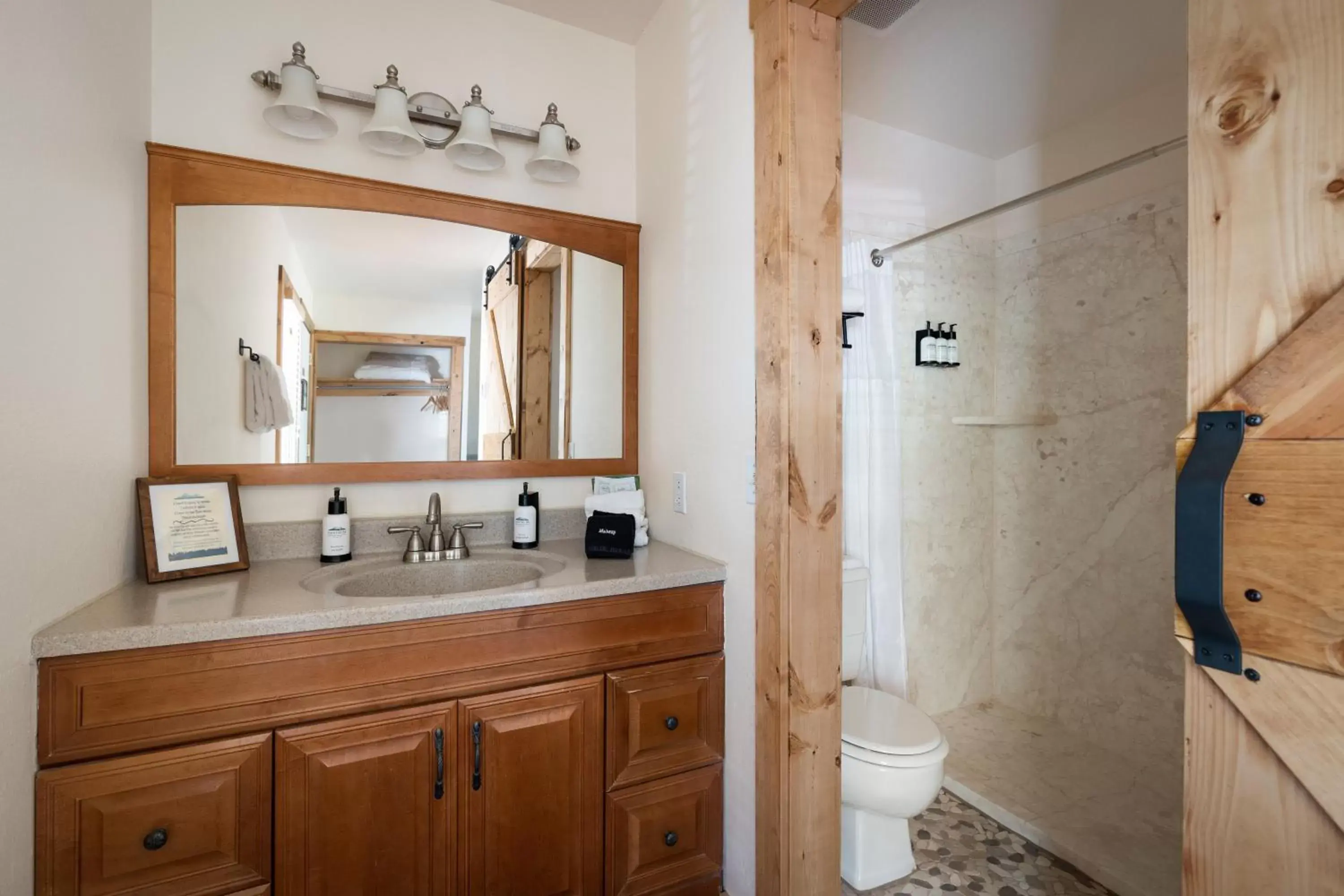 Shower, Bathroom in Elk Refuge Inn