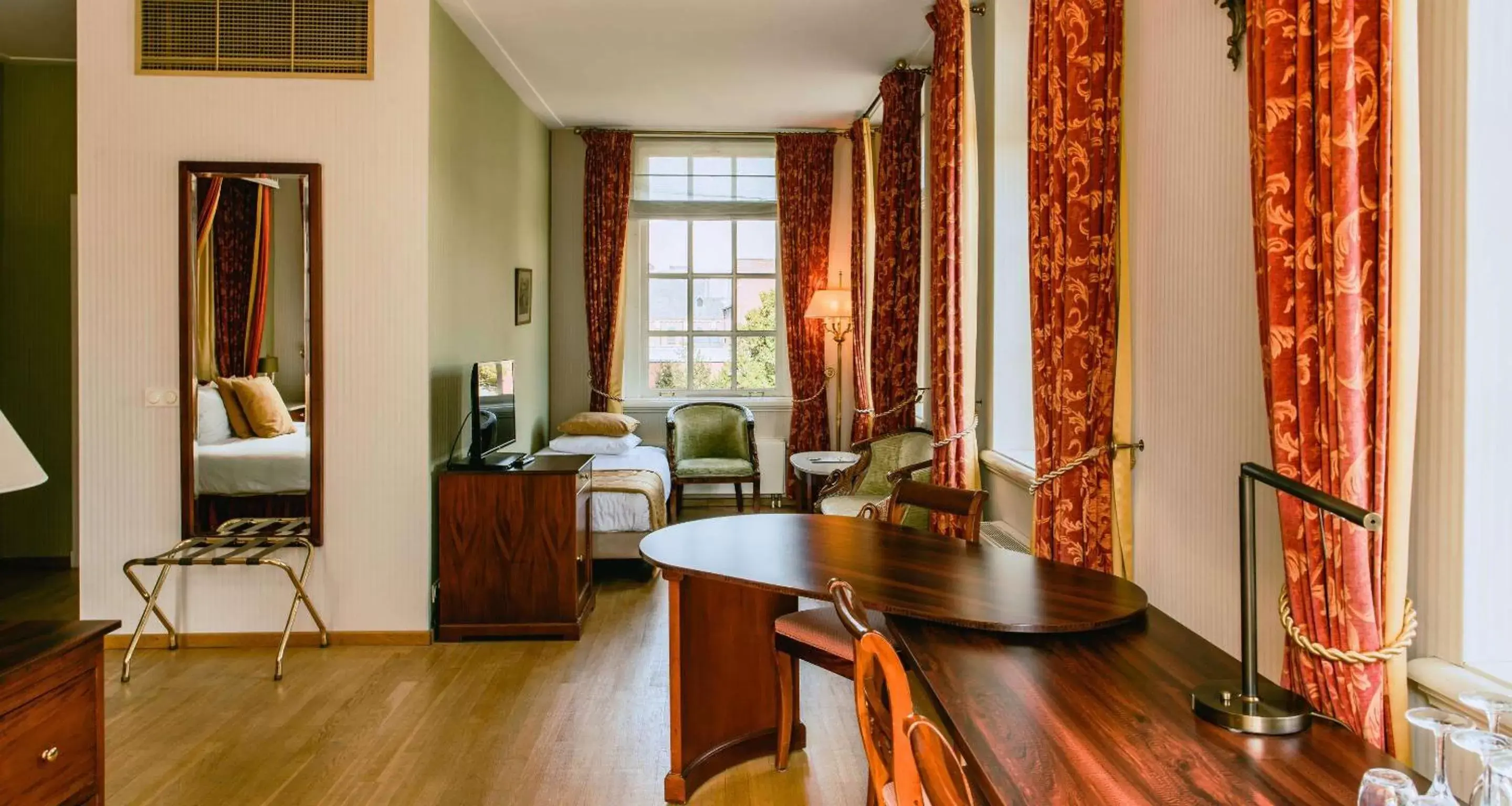 Bedroom, Dining Area in Grand Hotel Karel V