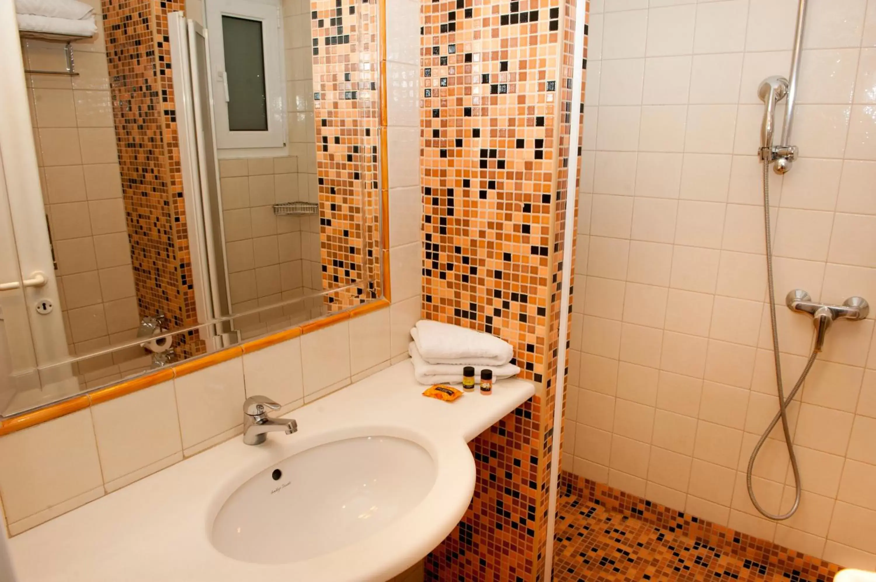 Shower, Bathroom in Hotel London