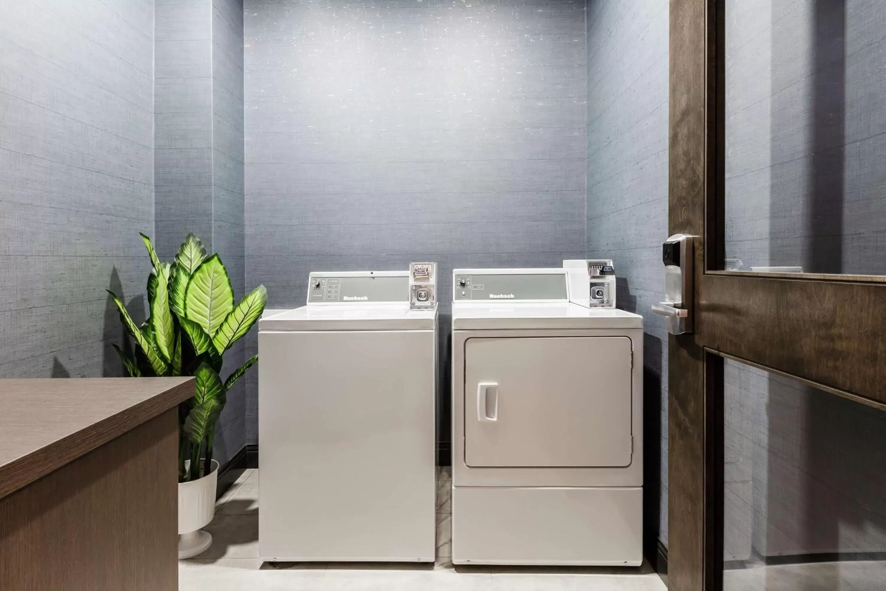 Property building, Bathroom in Hampton Inn & Suites by Hilton Québec - Beauport