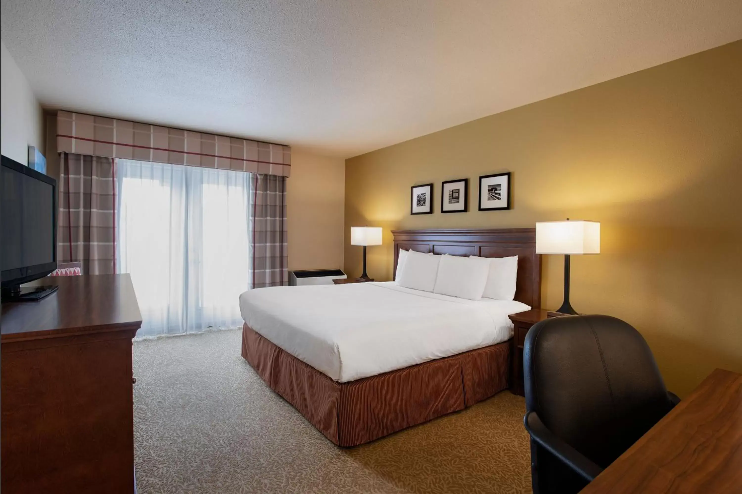 Photo of the whole room, Bed in Travelodge Suites by Wyndham Regina - Eastgate Bay