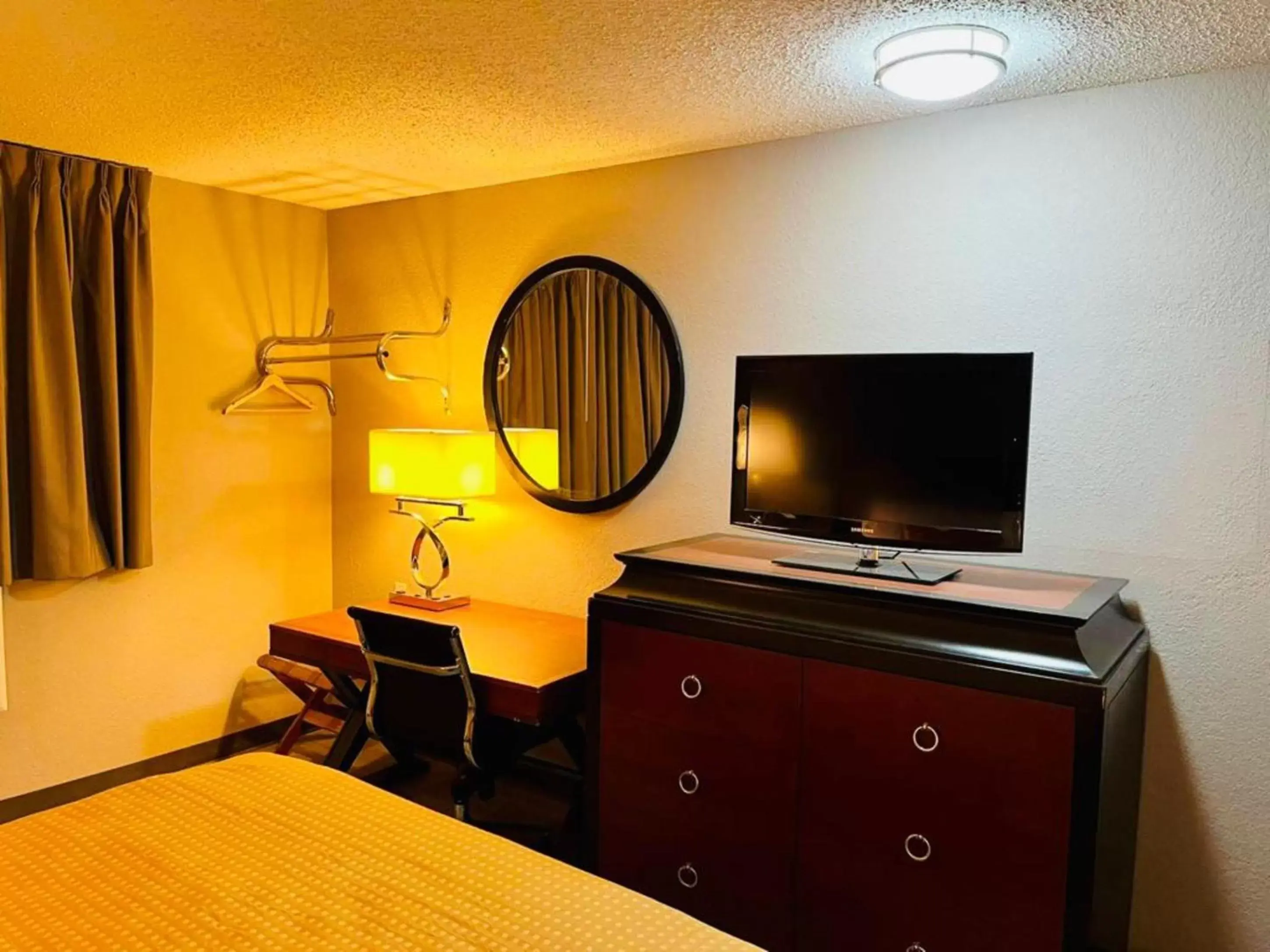 Bedroom, TV/Entertainment Center in Super 8 by Wyndham Benton Harbor St Joseph