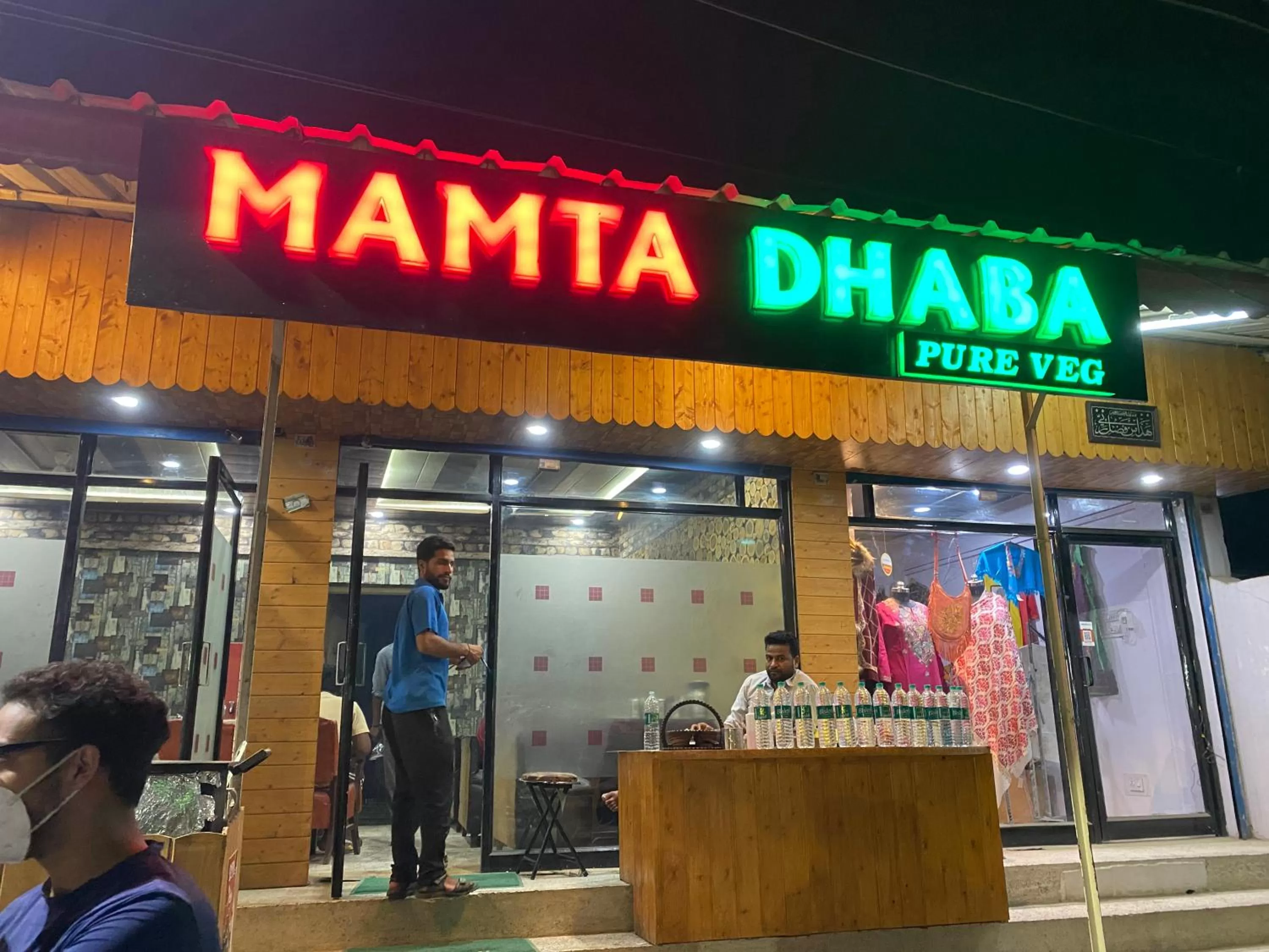 Facade/entrance in Hotel Young Mamta