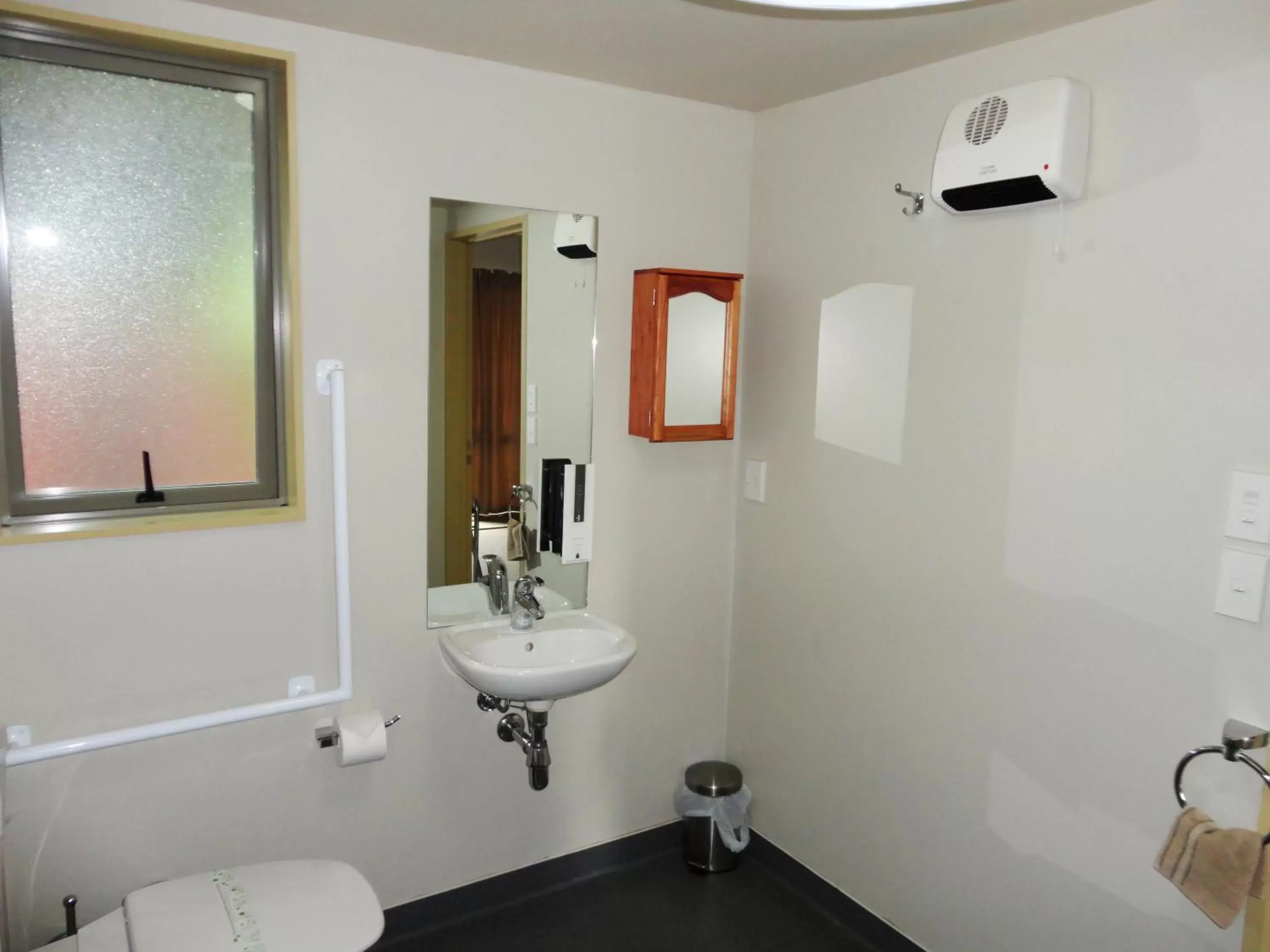 Facility for disabled guests, Bathroom in Bealey Avenue Motel