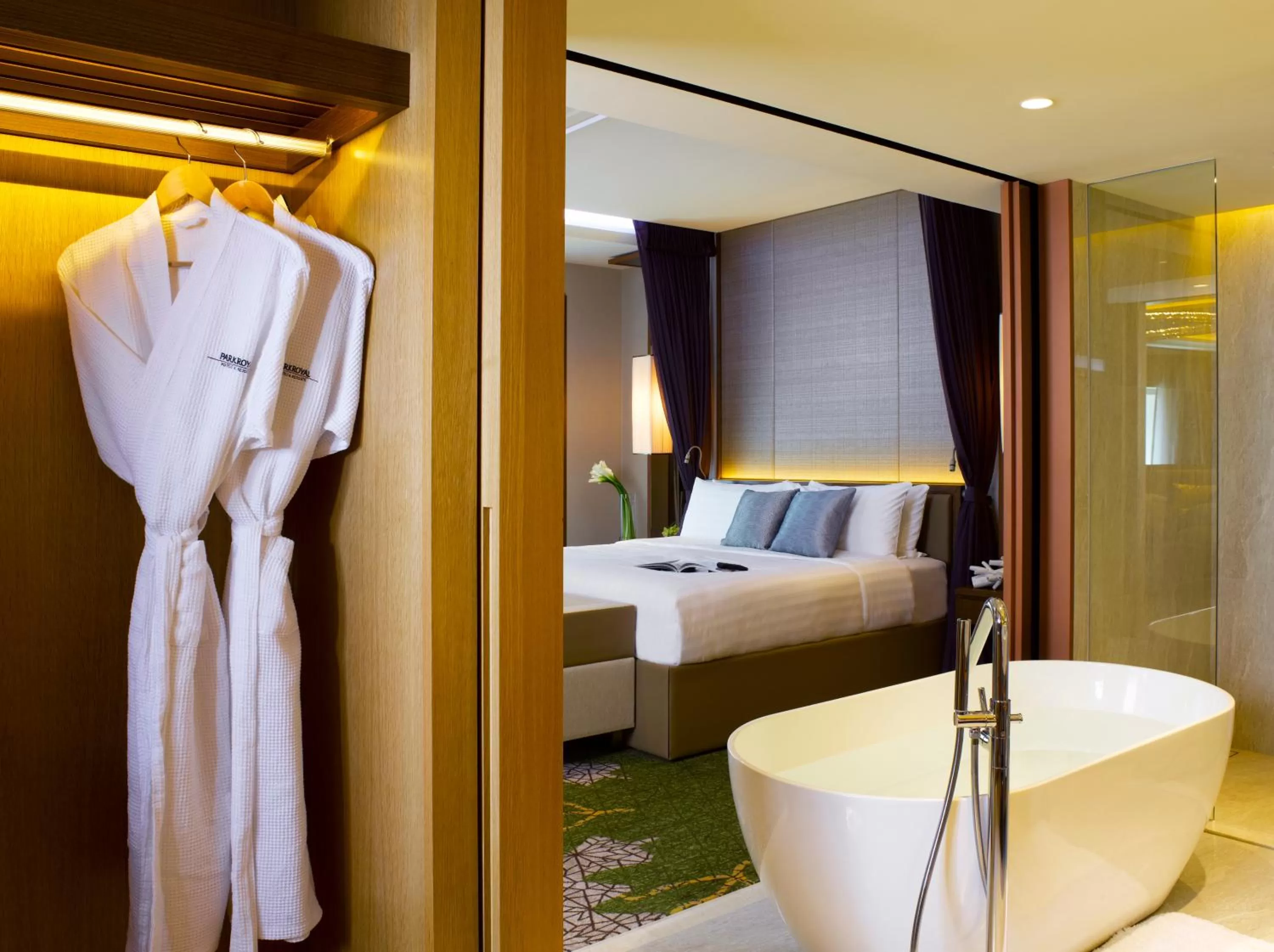 Bath, Bed in PARKROYAL on Beach Road, Singapore