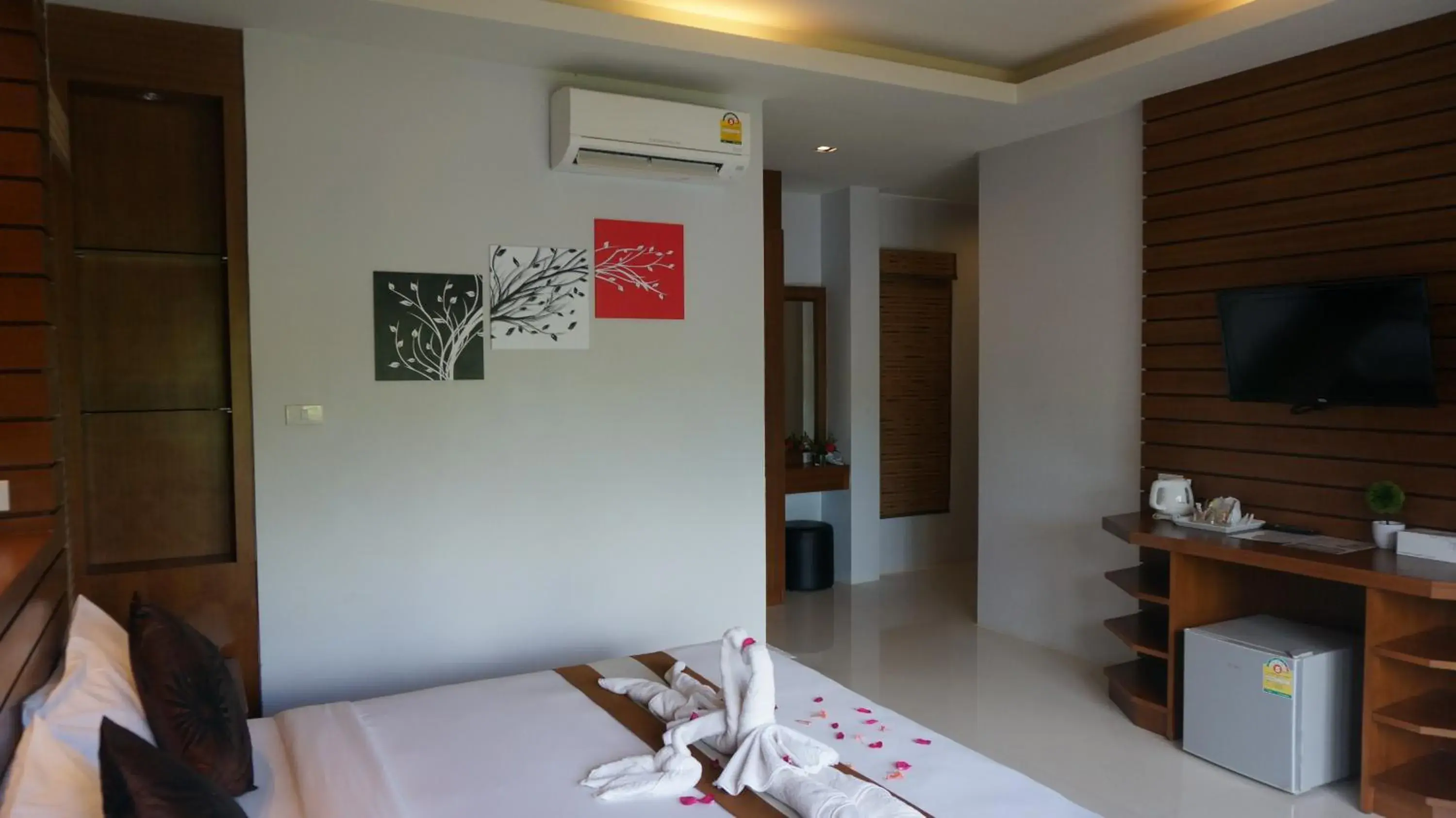 Photo of the whole room, Bed in Lanta Intanin Resort - SHA Extra Plus