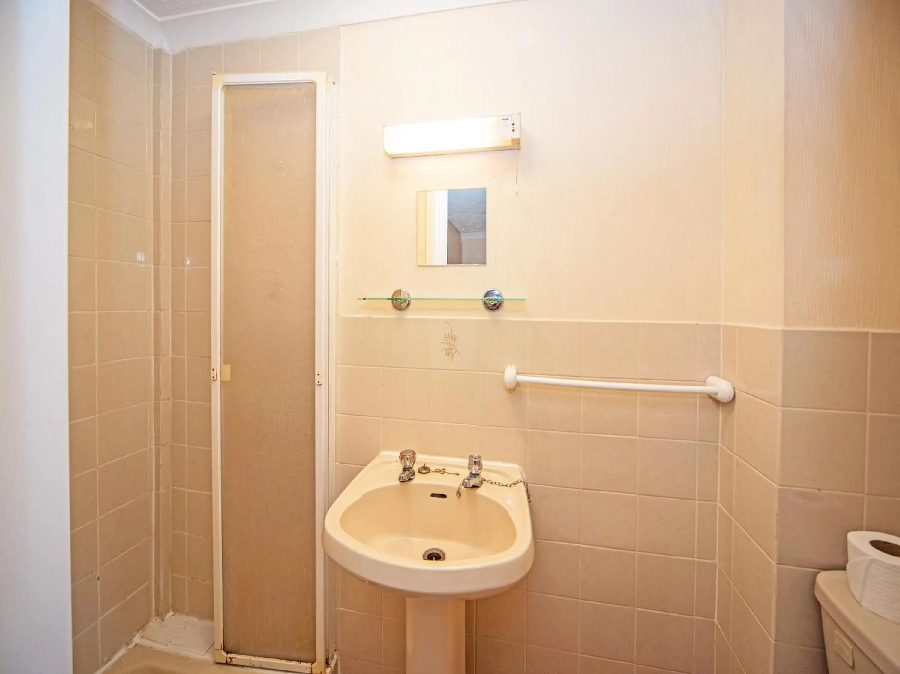 Bathroom in The Sherwood Palm Hotel, Torquay Beach