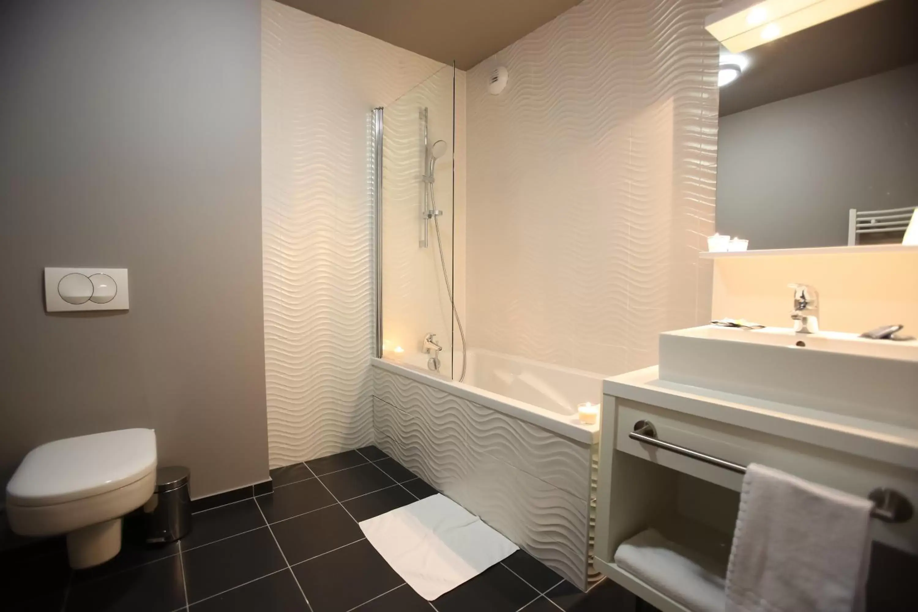 Bathroom in All Suites Appart Hôtel Aéroport Paris Orly – Rungis