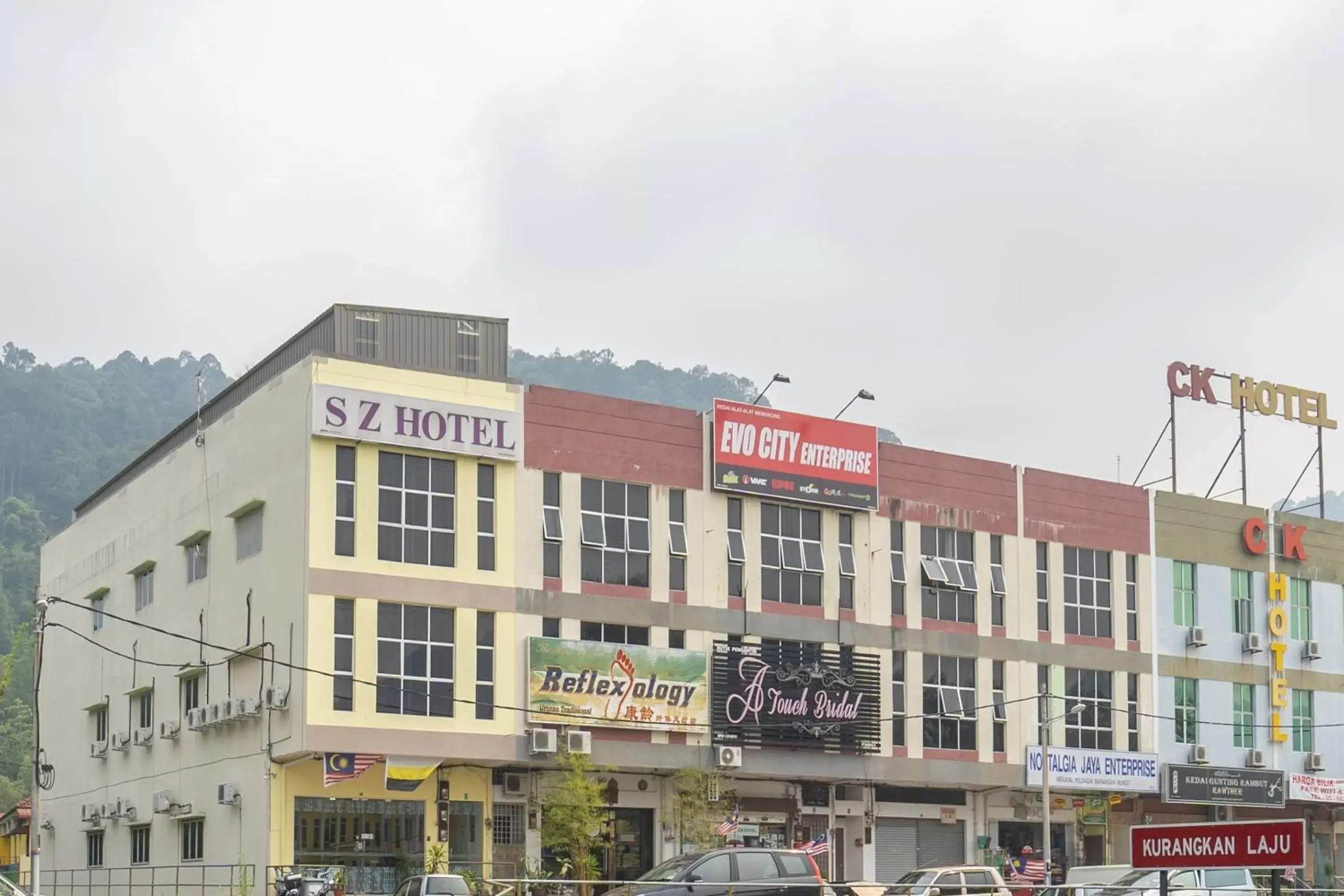 Facade/entrance, Property Building in OYO 89328 Sz Hotel