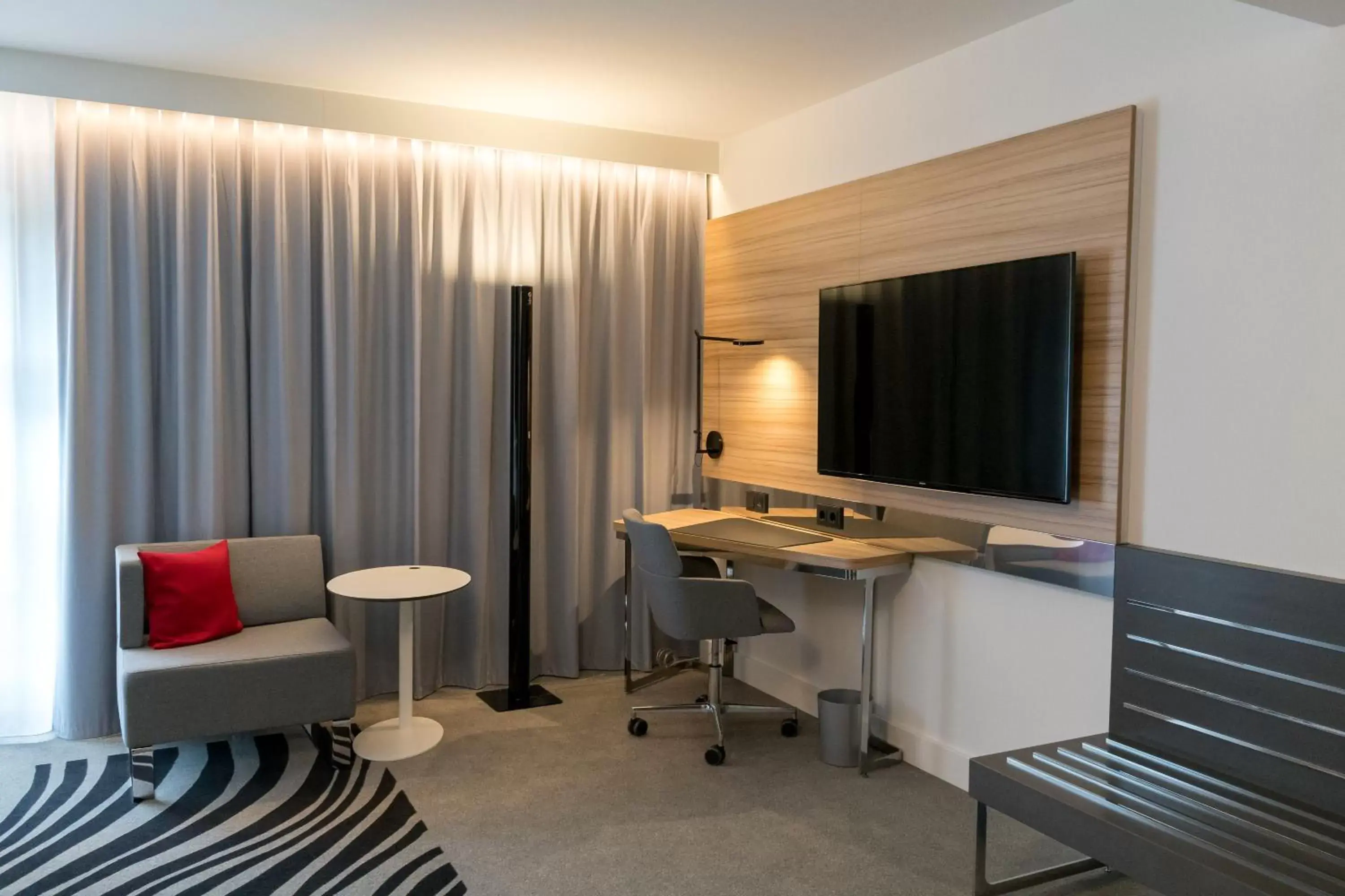 Photo of the whole room, TV/Entertainment Center in Novotel München City