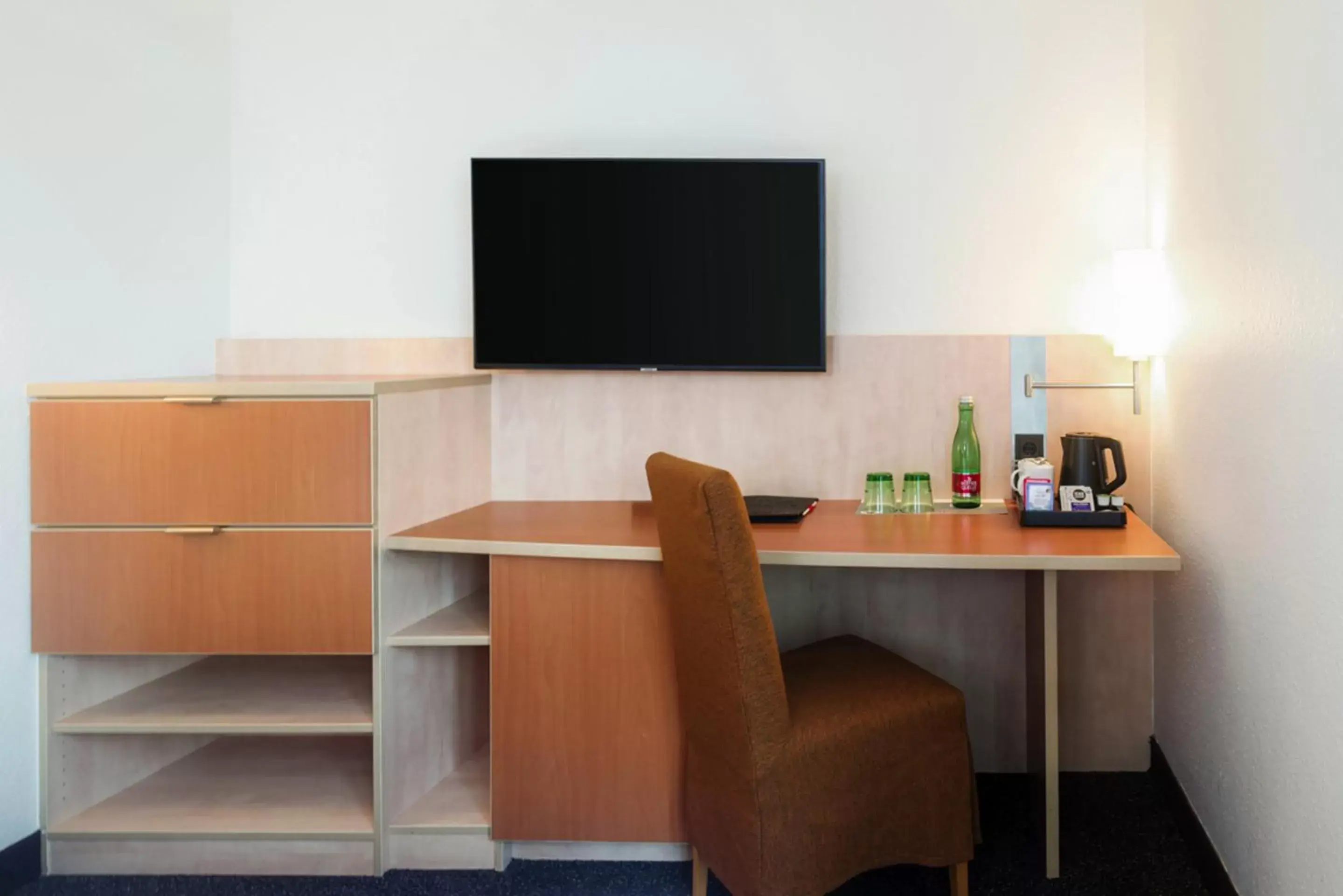 Guests, TV/Entertainment Center in IntercityHotel Wien