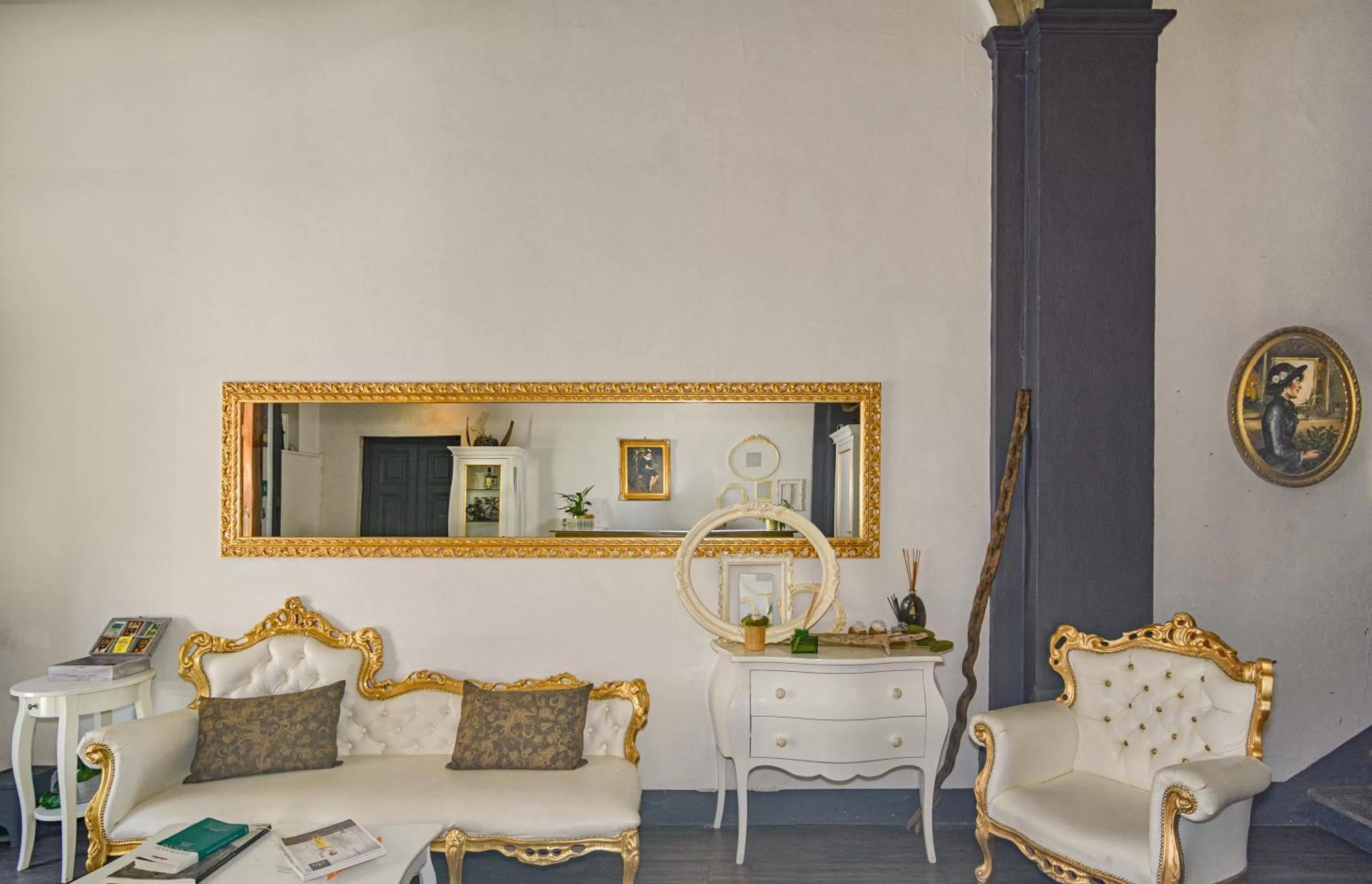 Lobby or reception in B&B Relais Inn Lucca