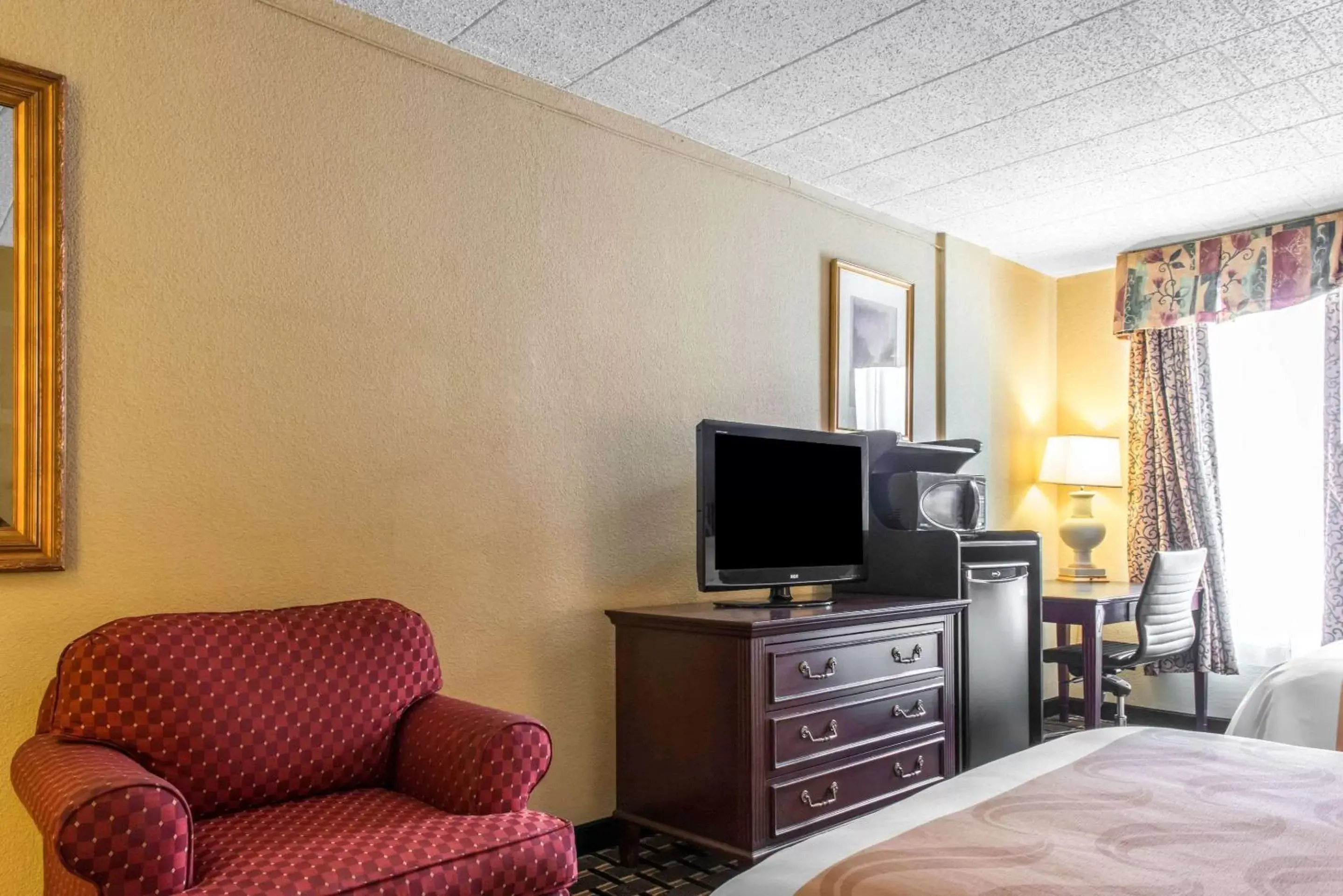 Photo of the whole room, TV/Entertainment Center in Quality Inn New Kensington