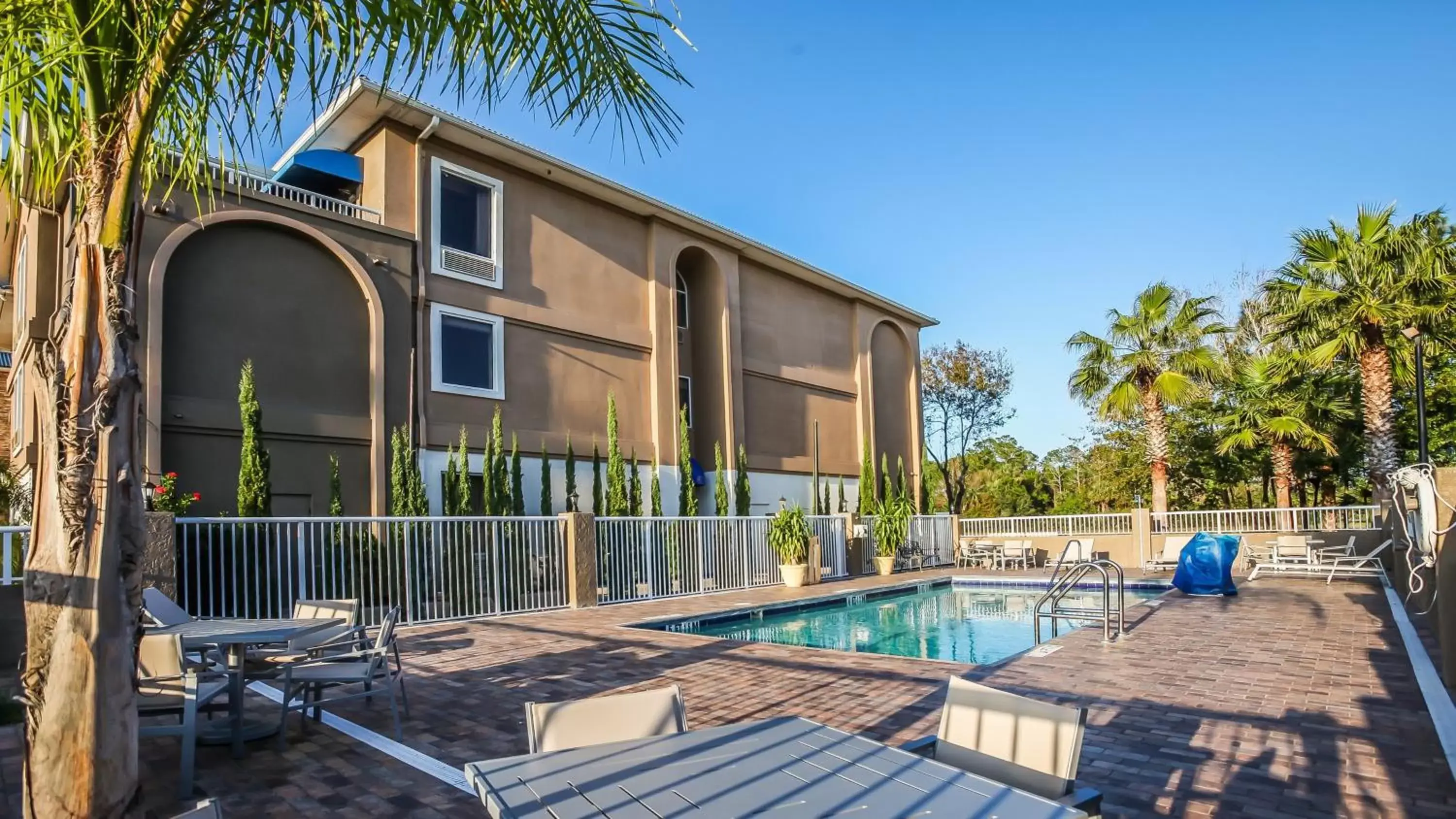Swimming pool, Property Building in Holiday Inn Express Daytona Beach - Speedway, an IHG Hotel