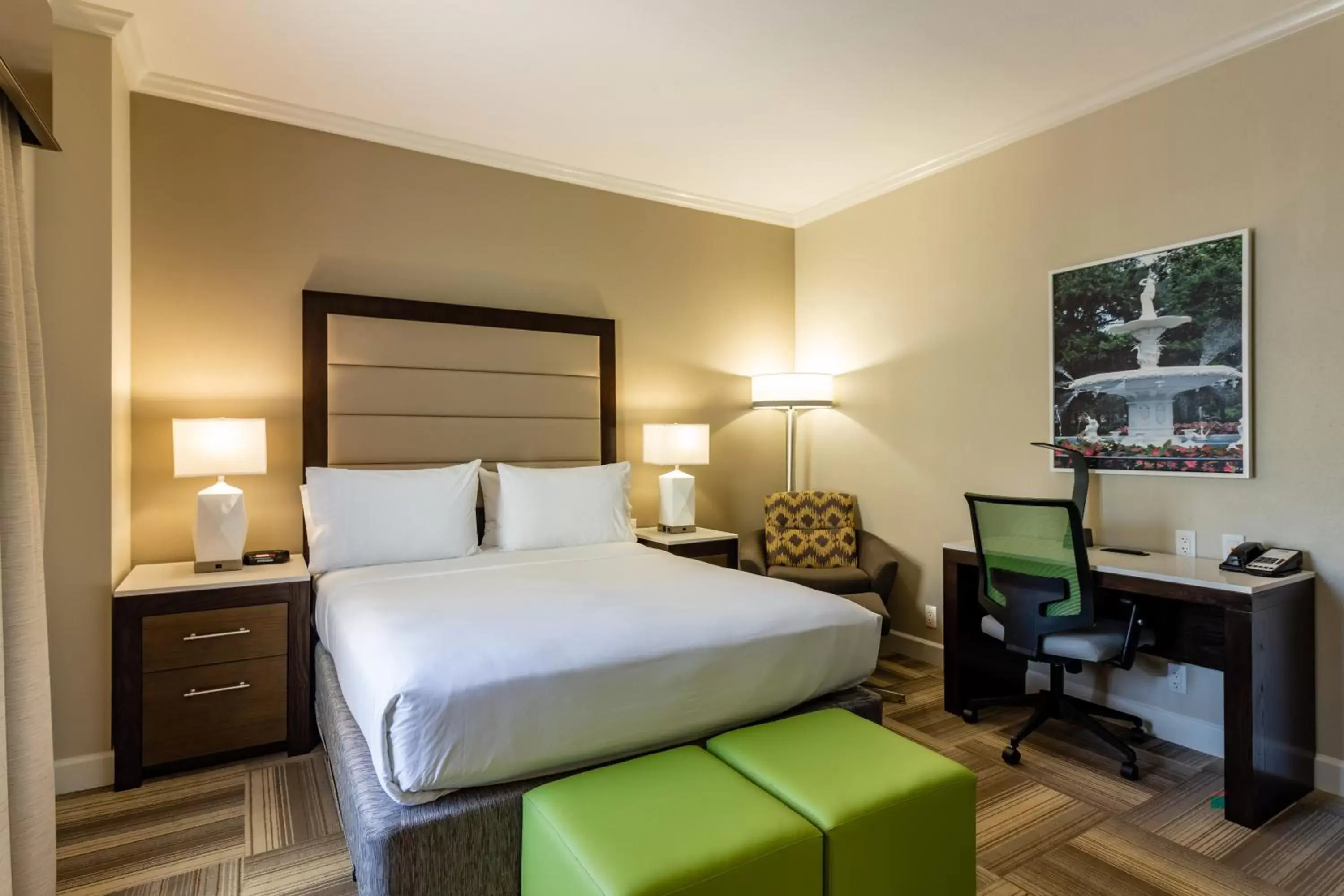 Photo of the whole room, Bed in Holiday Inn Express Savannah - Historic District, an IHG Hotel