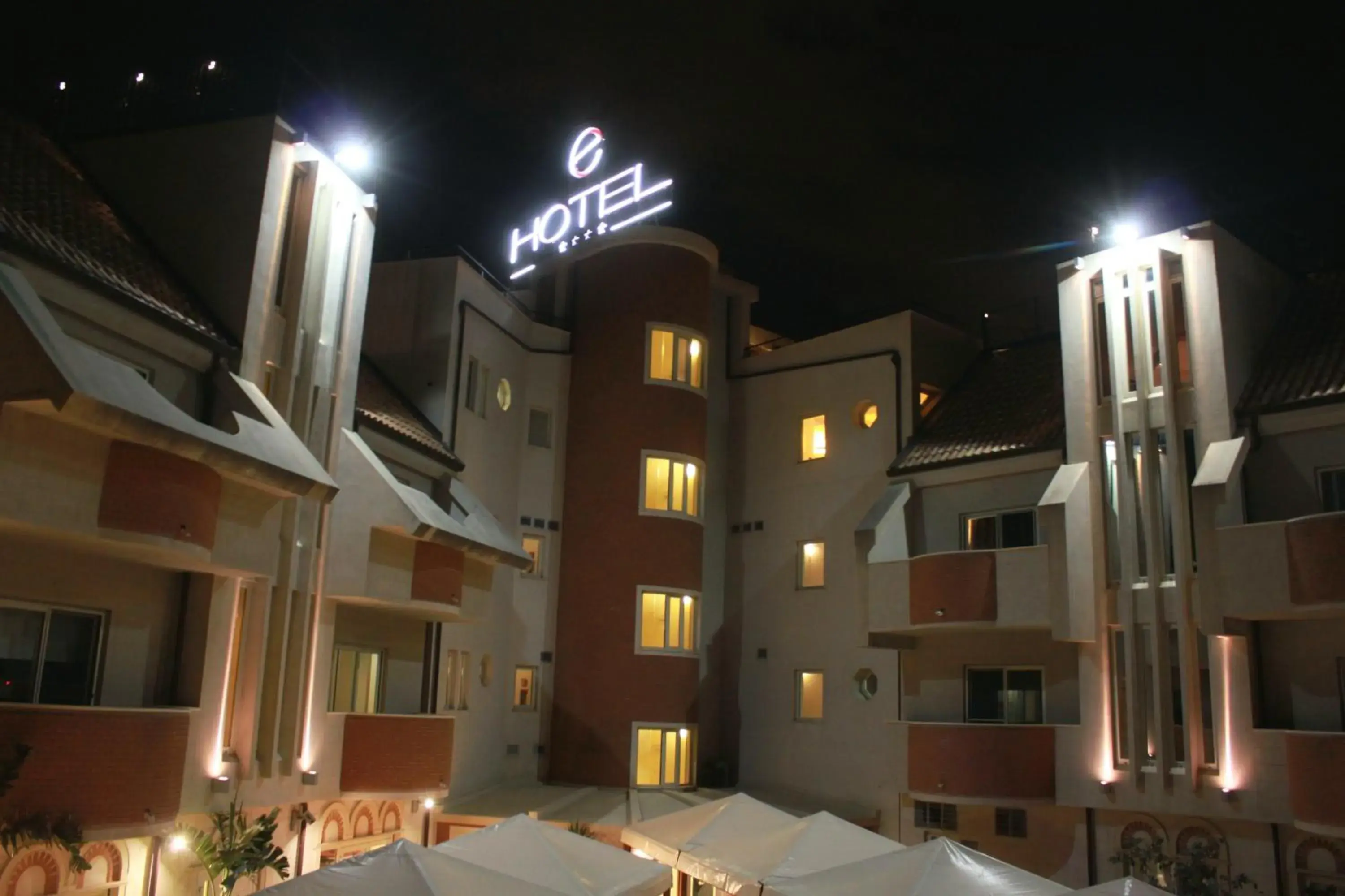 Facade/entrance, Property Building in E' Hotel