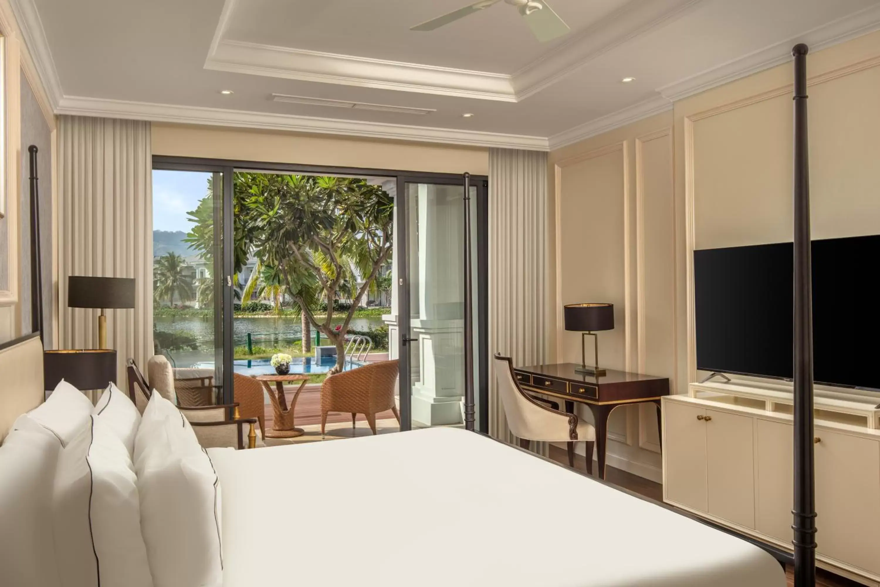 Lake view, TV/Entertainment Center in Meliá Vinpearl Cam Ranh Beach Resort