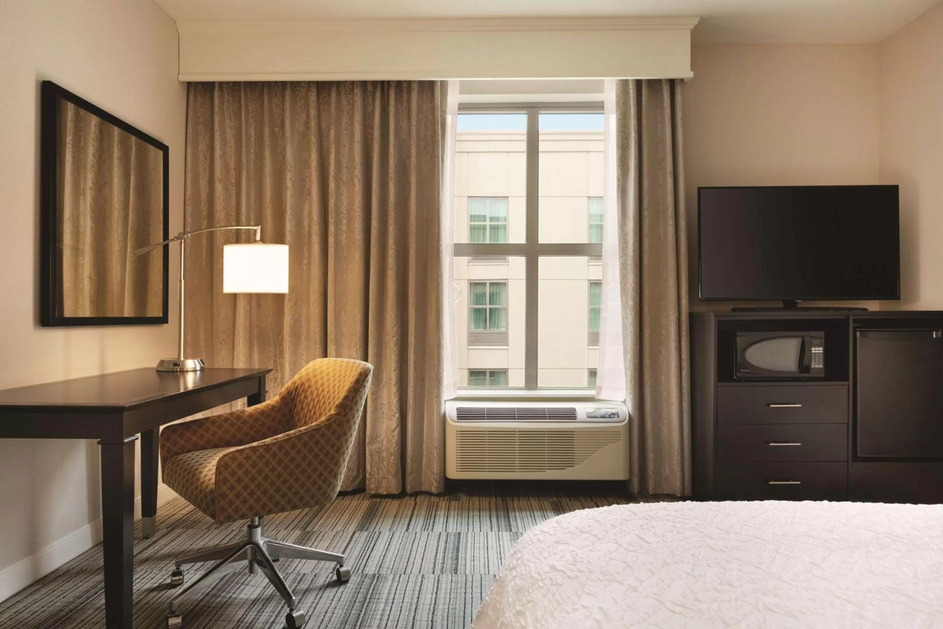 Bedroom, Bed in Hampton Inn & Suites - Roanoke-Downtown, VA