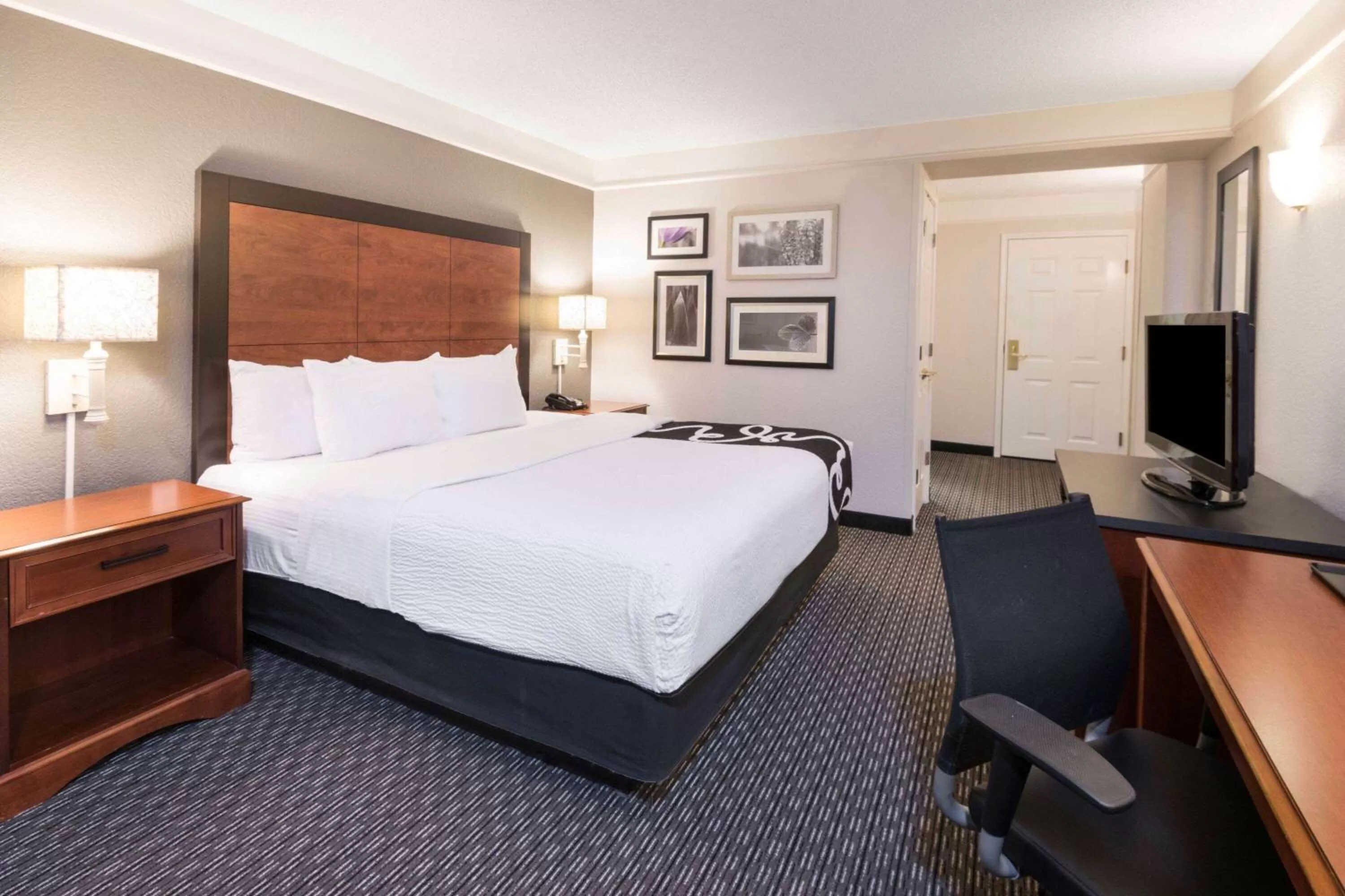 Photo of the whole room, Bed in La Quinta Inn & Suites by Wyndham San Antonio Riverwalk