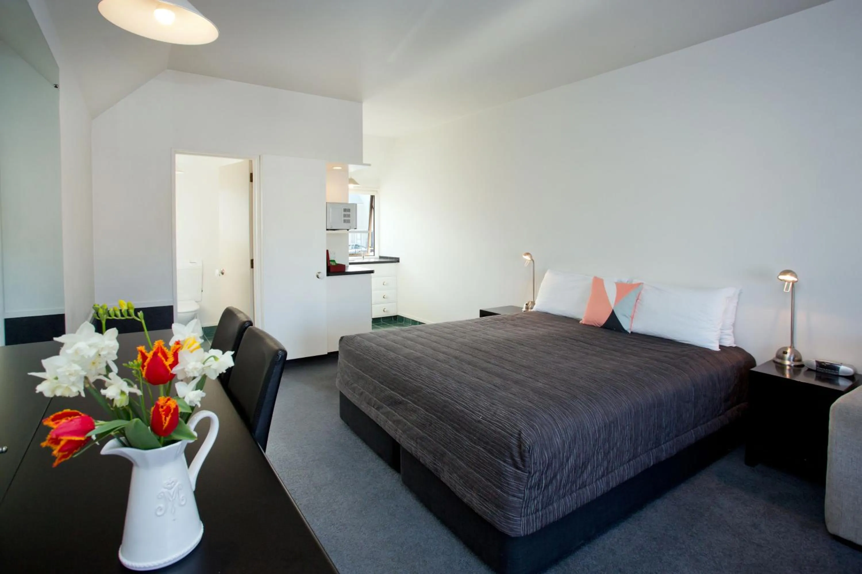 Photo of the whole room, Bed in Cable Court Motel