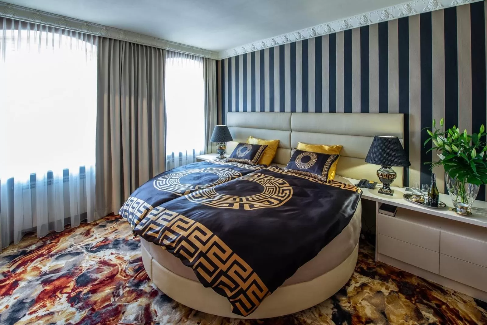 Photo of the whole room, Bed in Hotel Royal