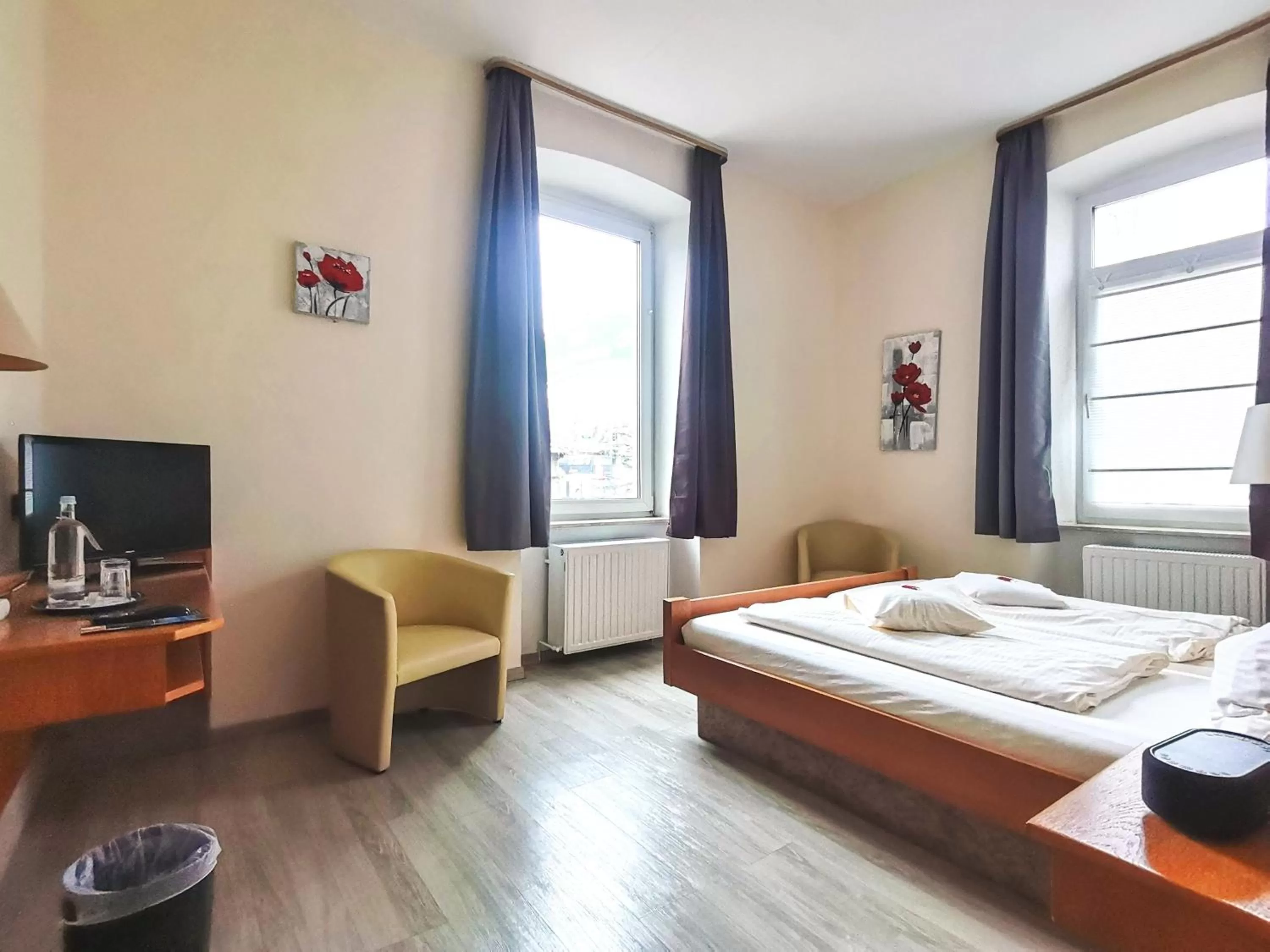 Bed, TV/Entertainment Center in Hotel Kitzinger Hof an der B8