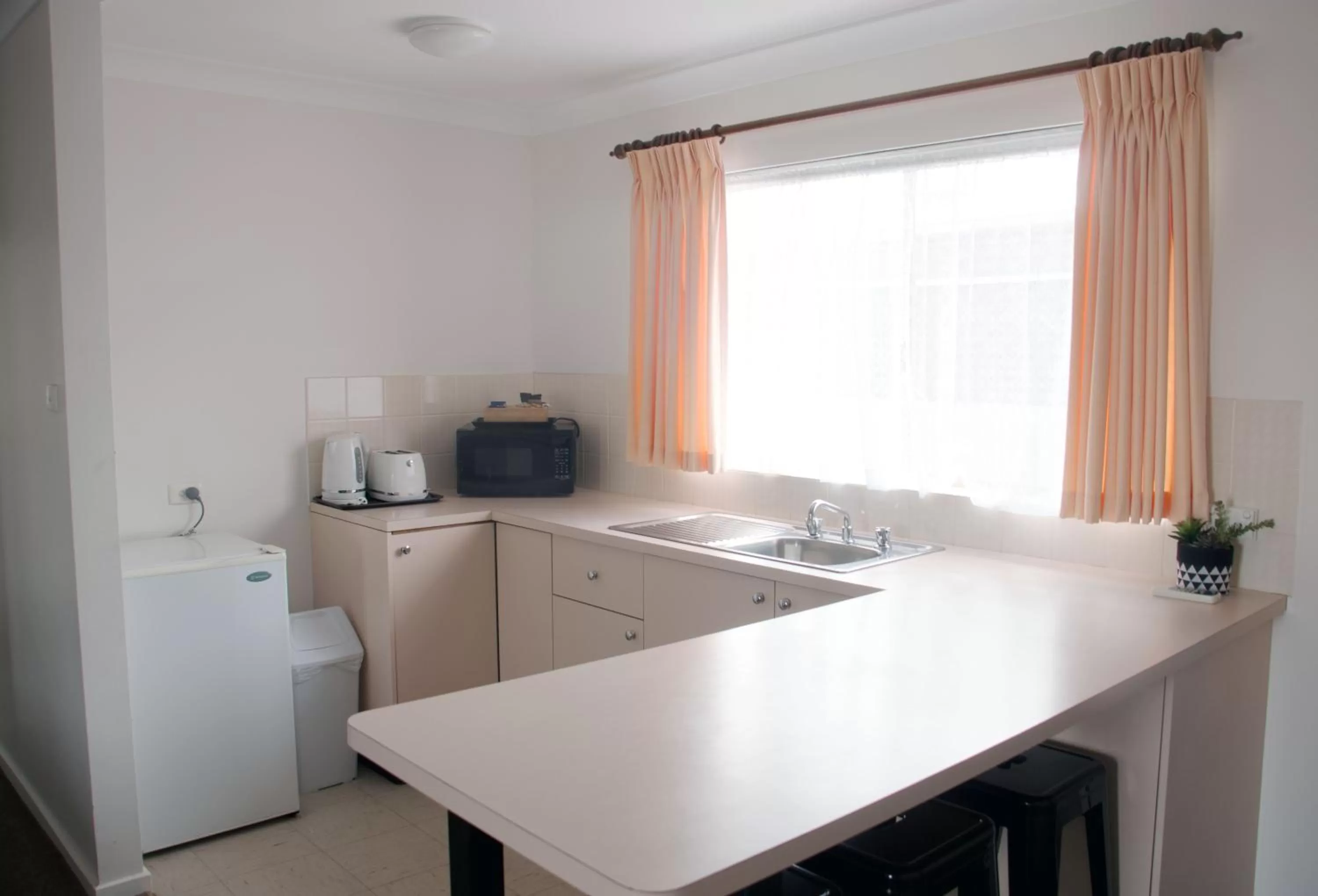 Kitchen or kitchenette in Highway Inn Motel