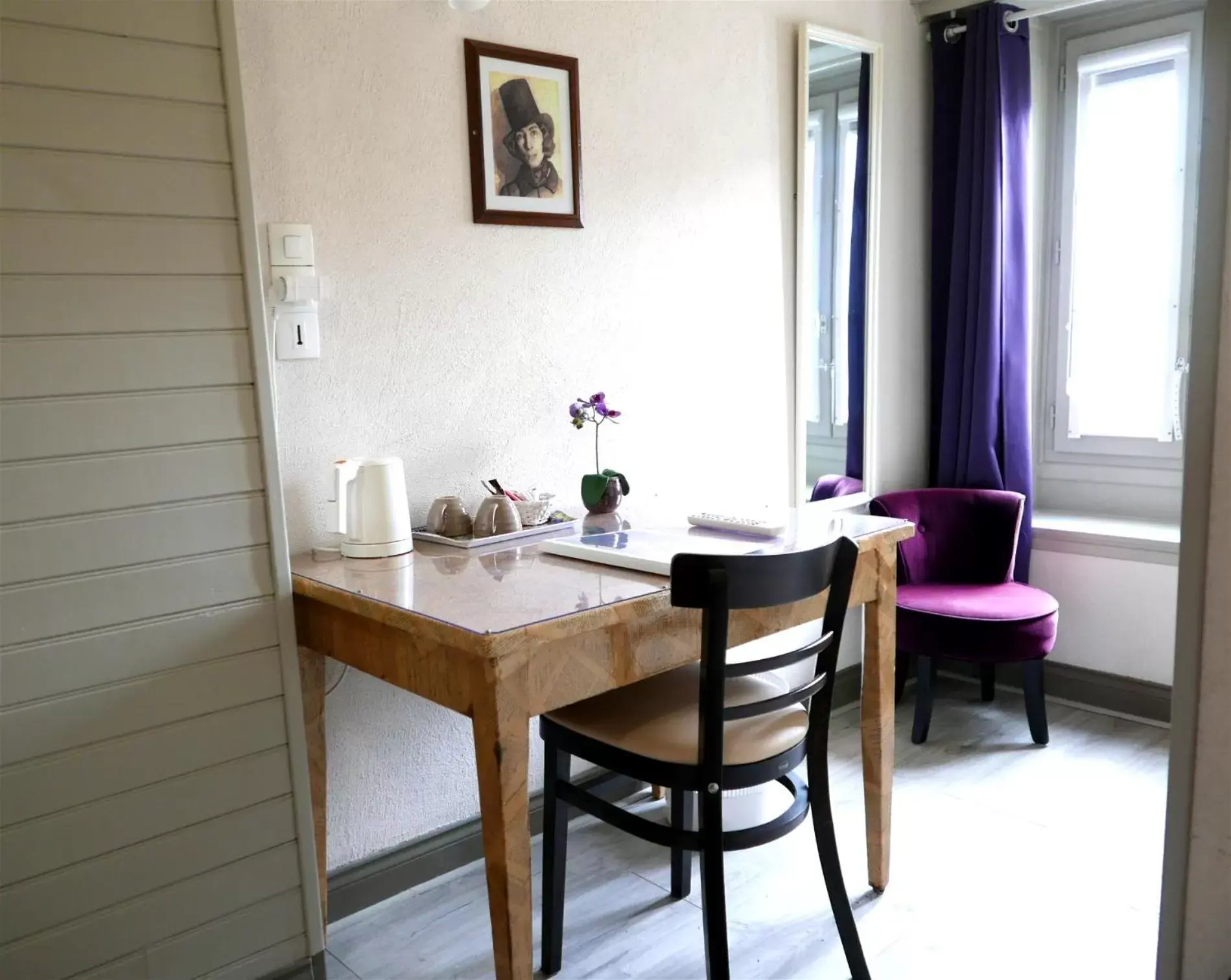 Photo of the whole room, Dining Area in Hôtel Mille et une Feuilles