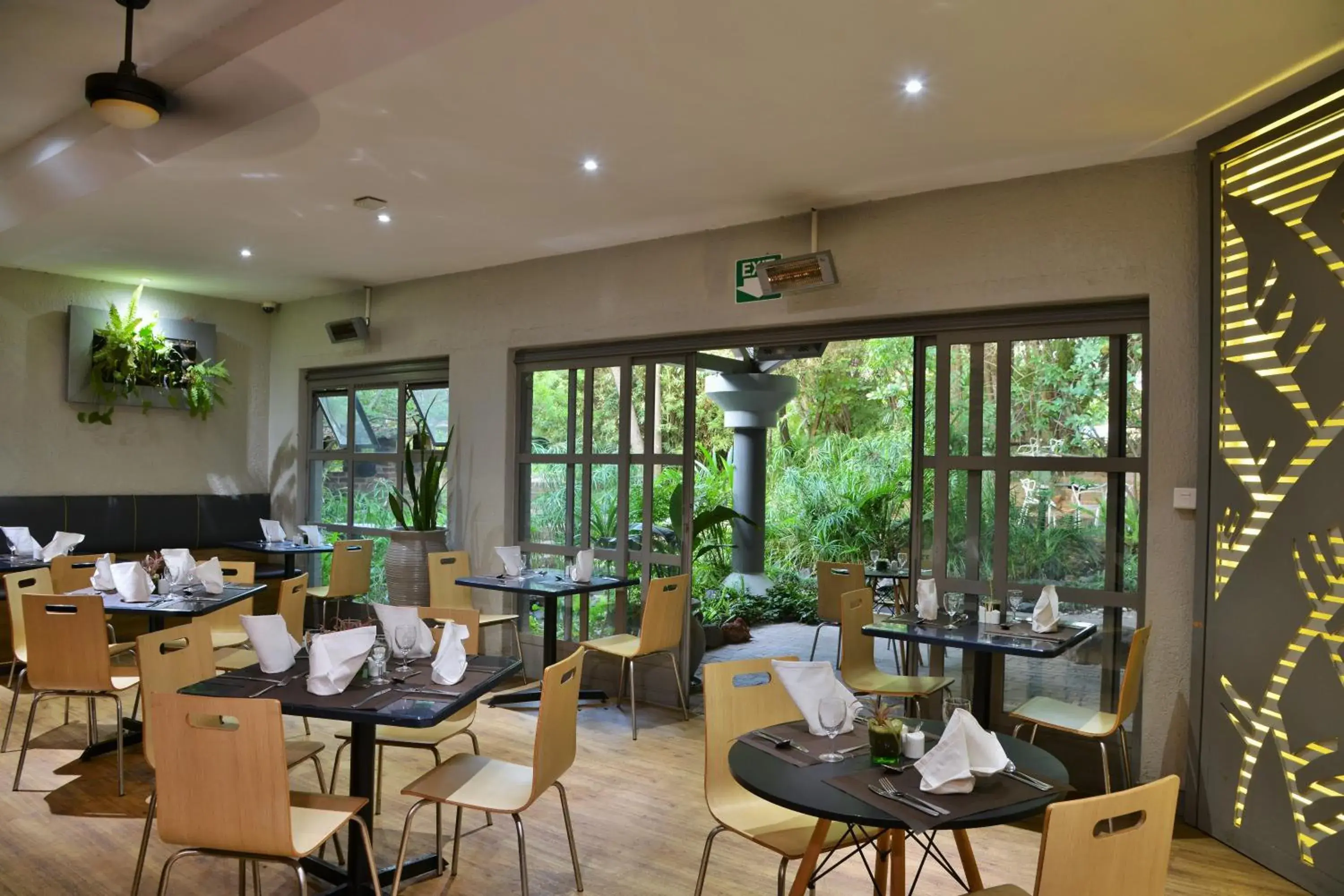 Restaurant/Places to Eat in Cresta Lodge Harare