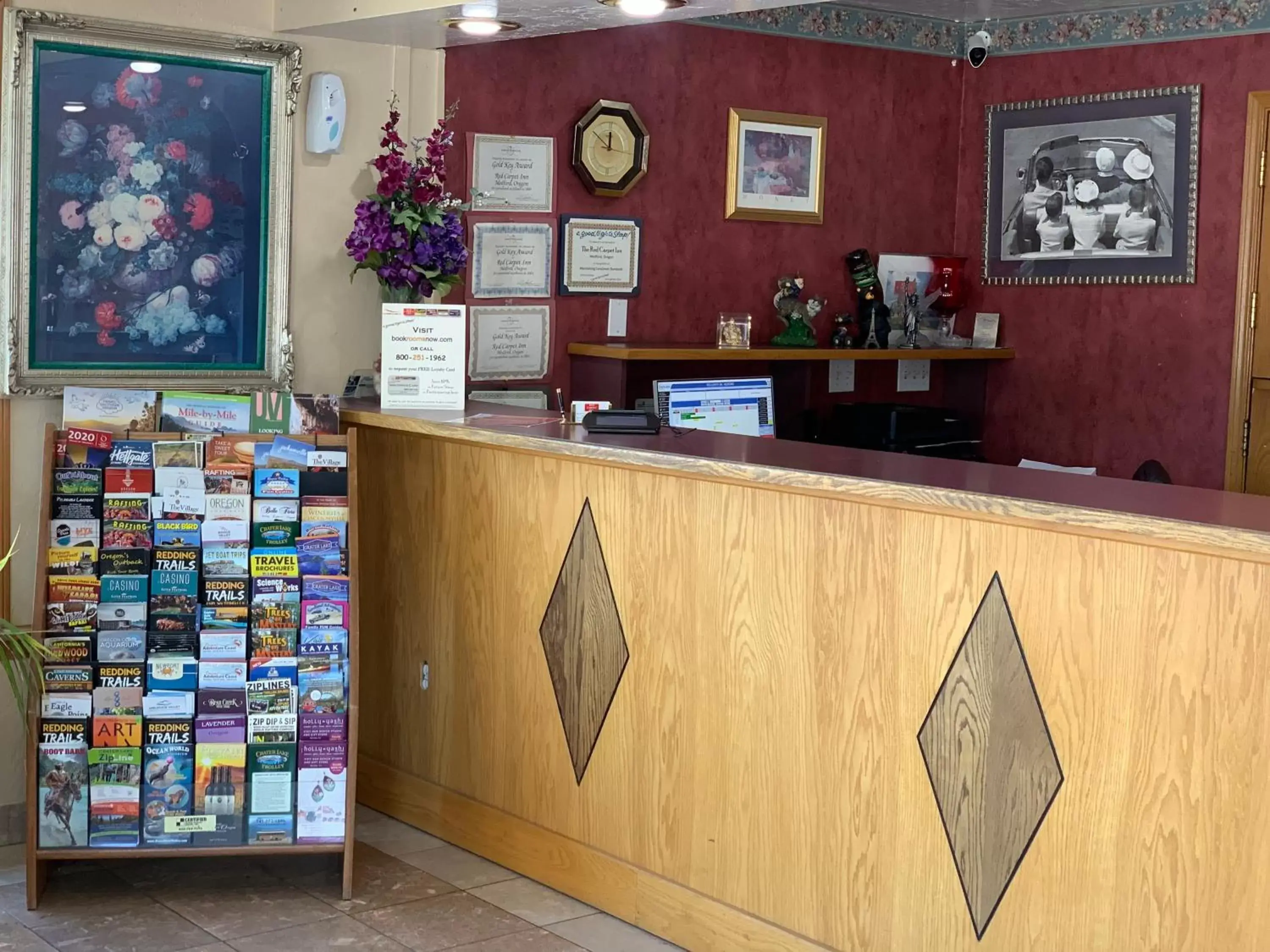 Lobby/Reception in Red Carpet Inn Medford