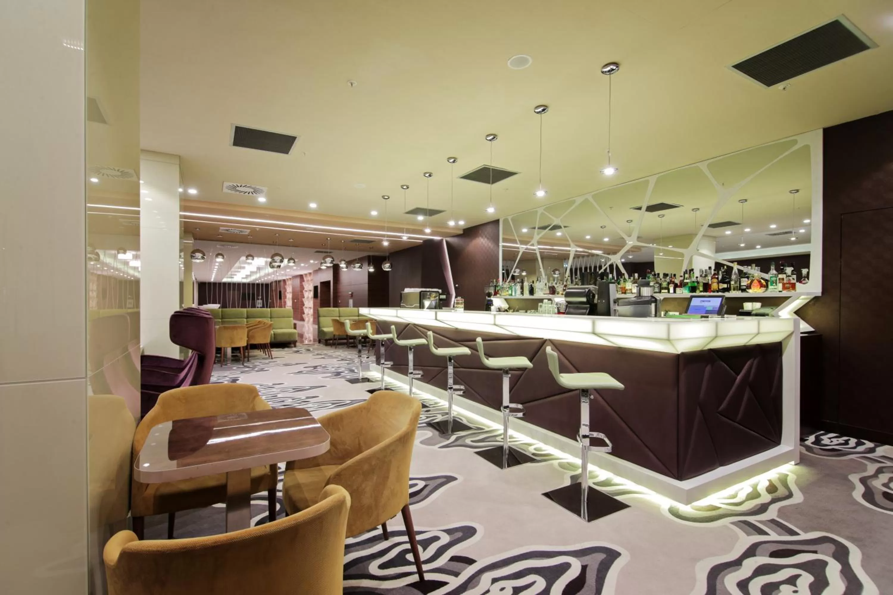 Lounge or bar in Ramada Plaza Craiova