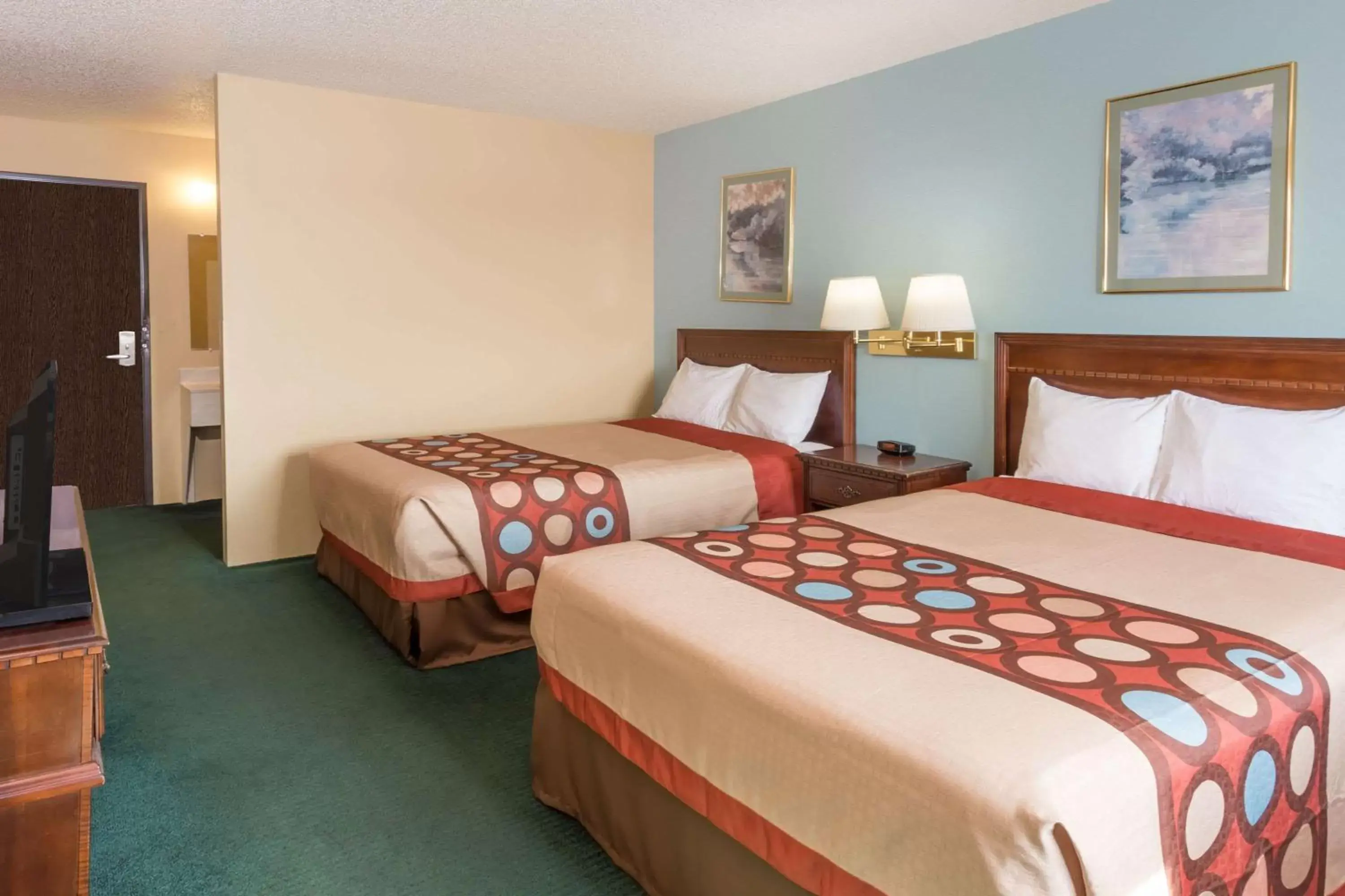 Photo of the whole room, Bed in Super 8 by Wyndham Woodstock