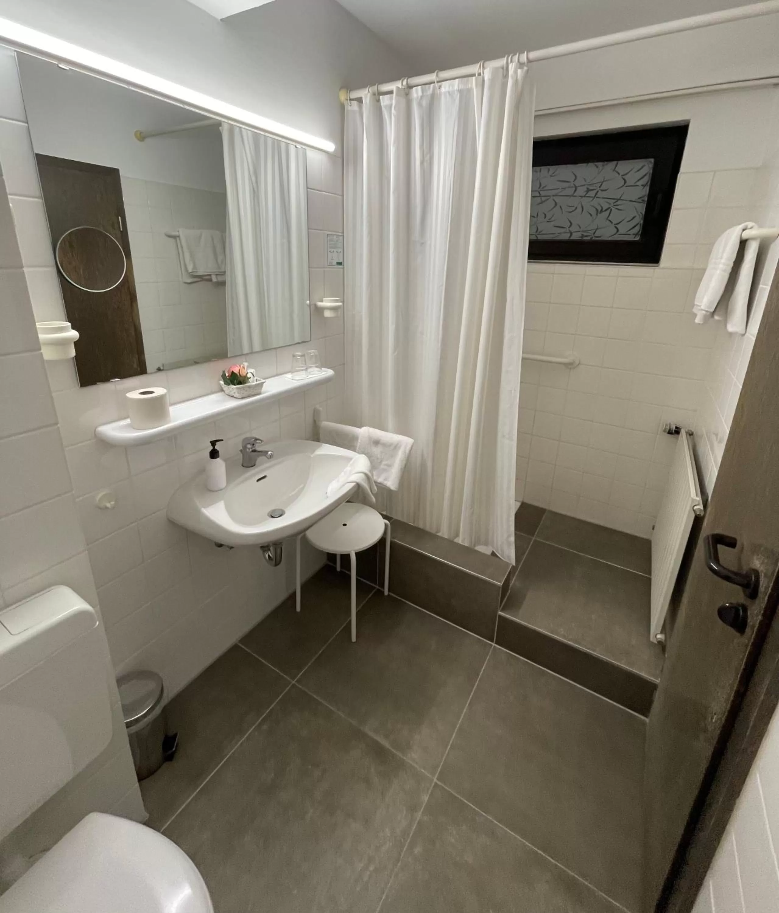 Shower in Hotel Brunnenhof