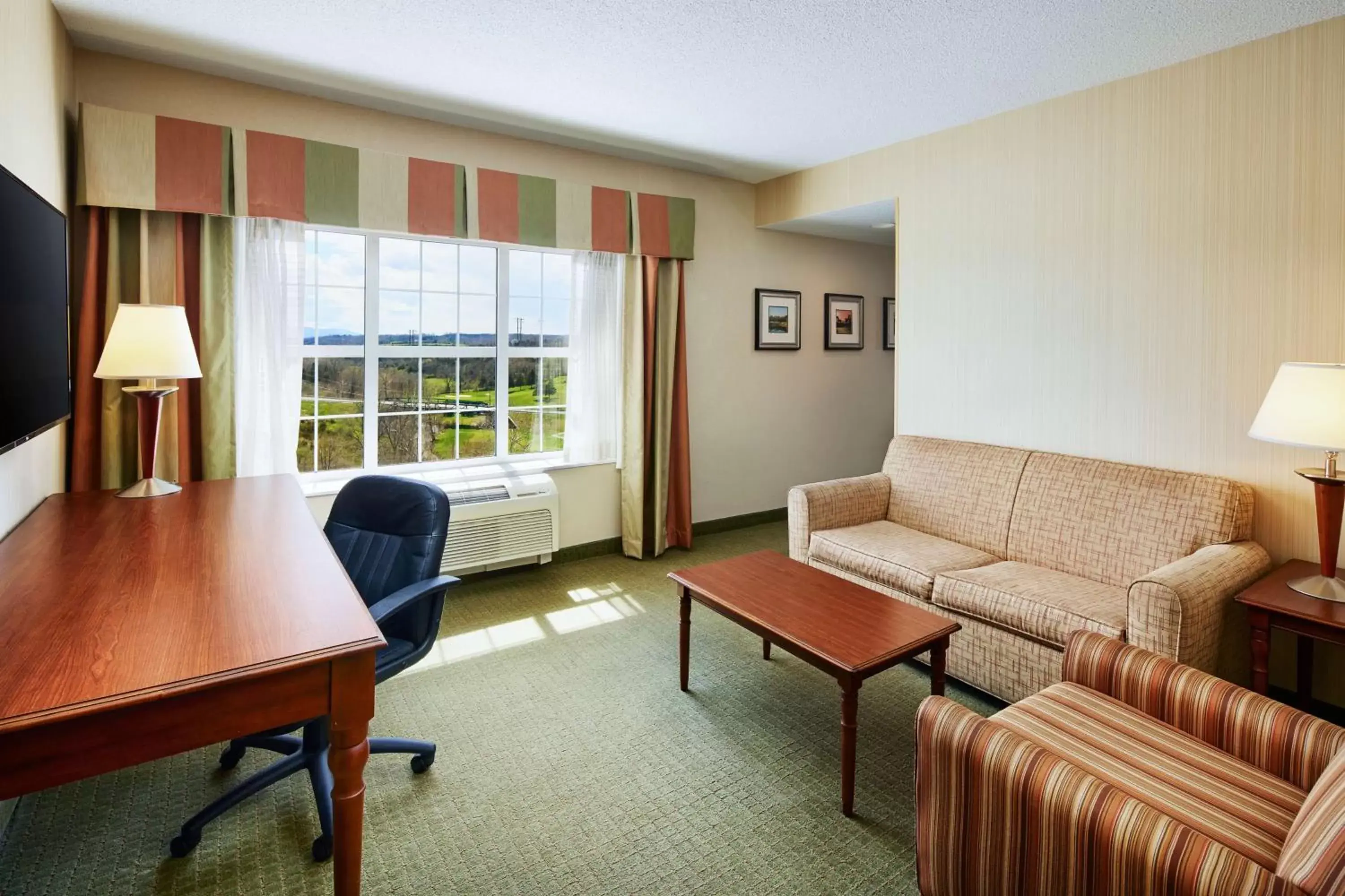 Bedroom, Seating Area in Doubletree By Hilton Front Royal Blue Ridge Shadows
