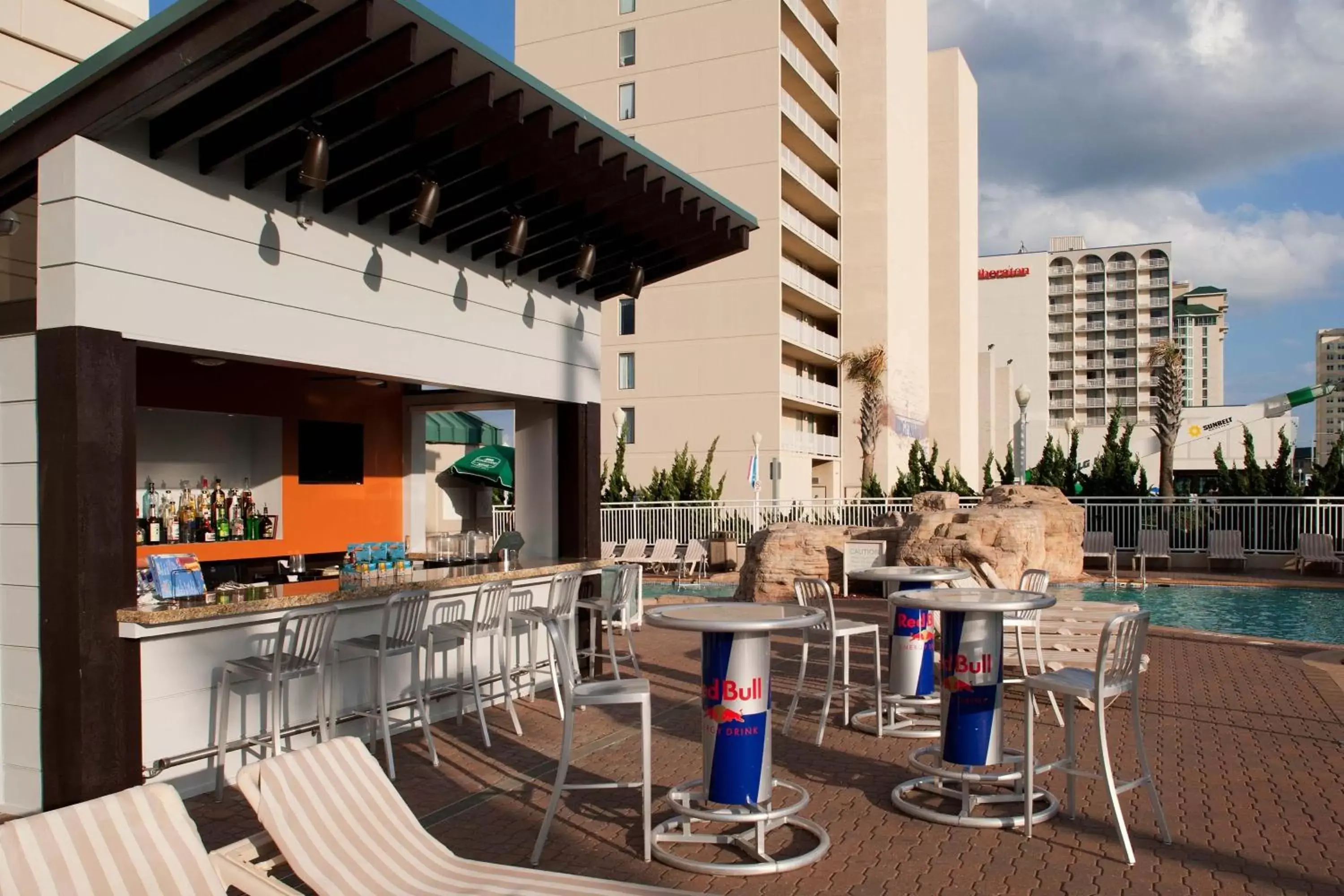 Swimming pool, Restaurant/Places to Eat in Courtyard Virginia Beach Oceanfront / North 37th Street