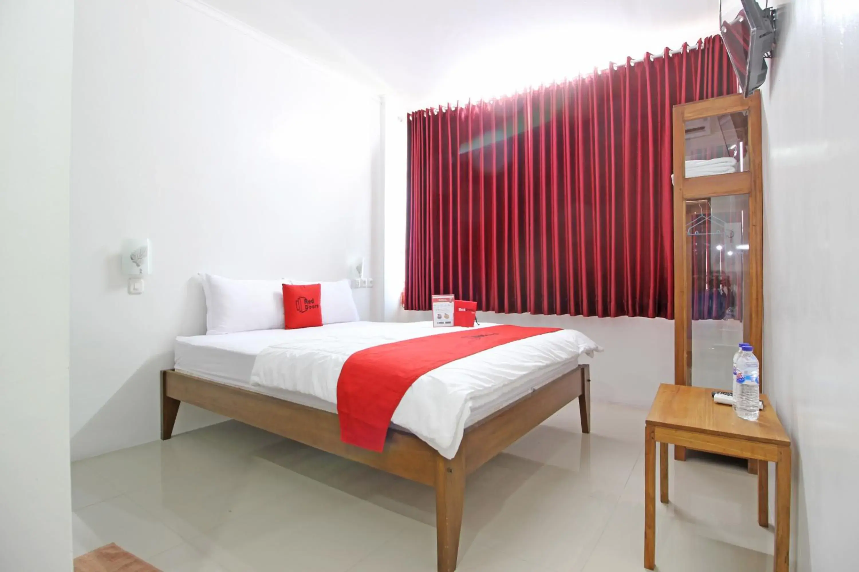 Bedroom, Bed in RedDoorz @ Jalan Ringroad Selatan