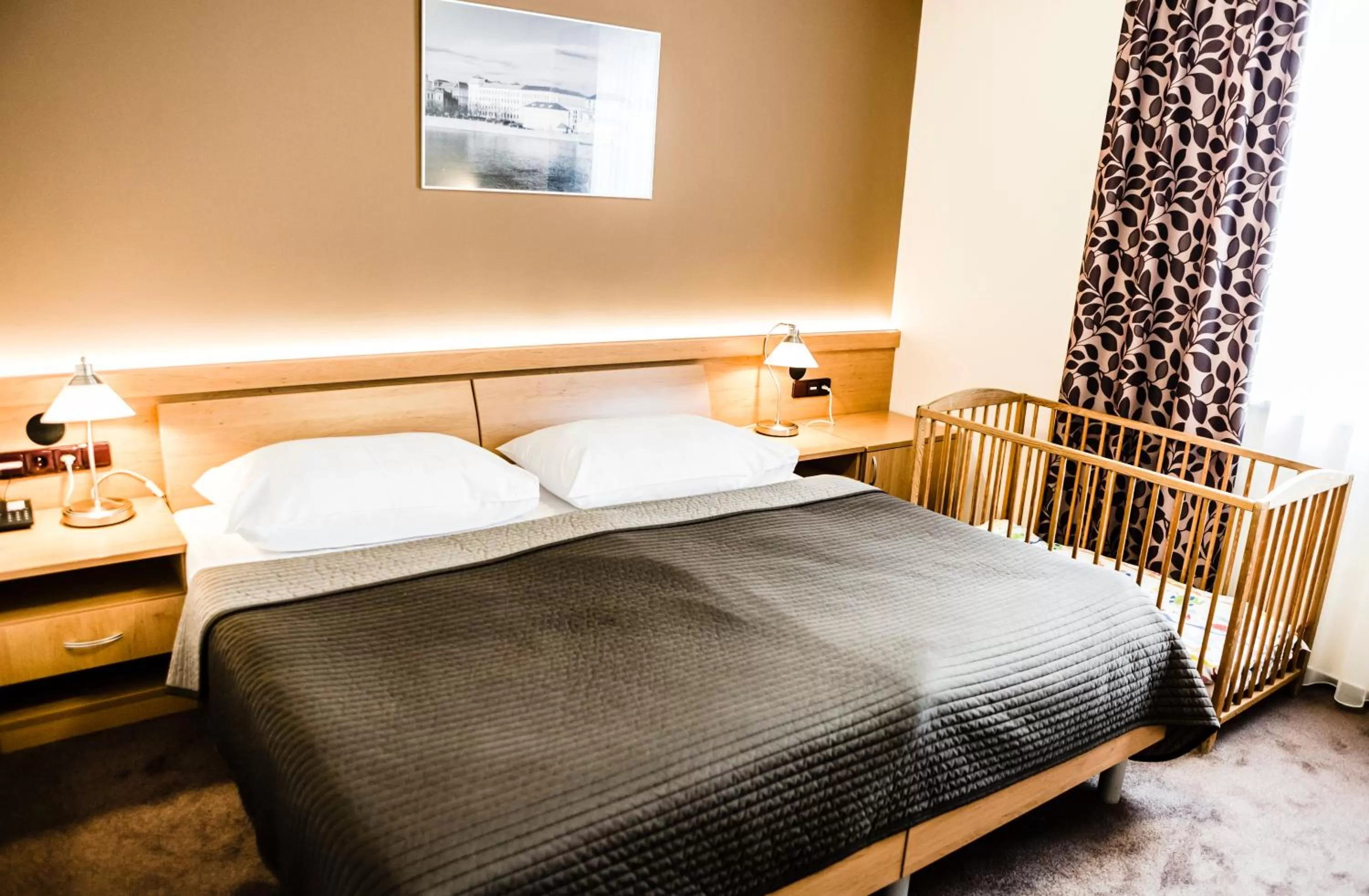 Bedroom, Bed in Archibald City