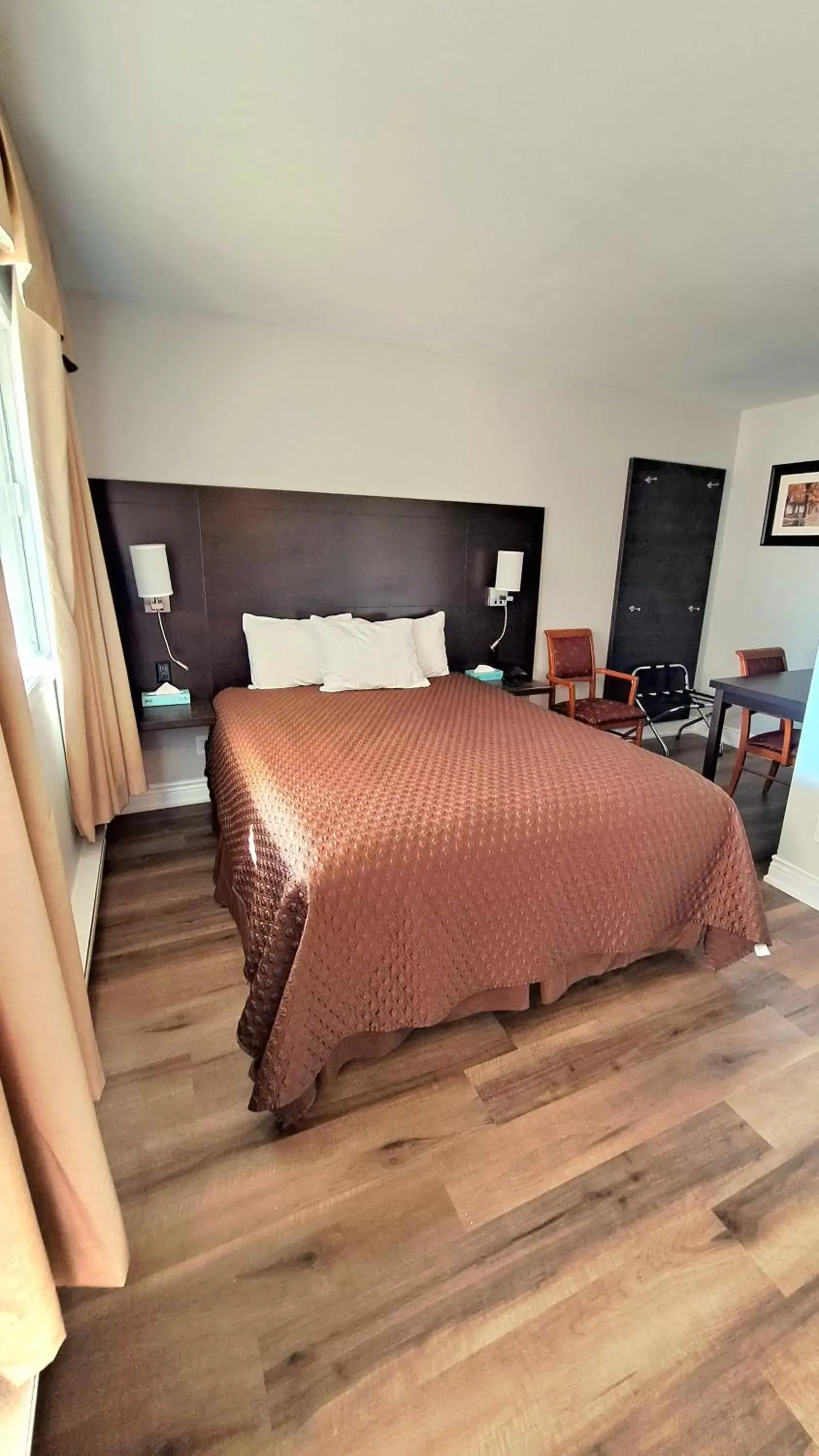 Bedroom, Bed in Cedar Lodge Motel