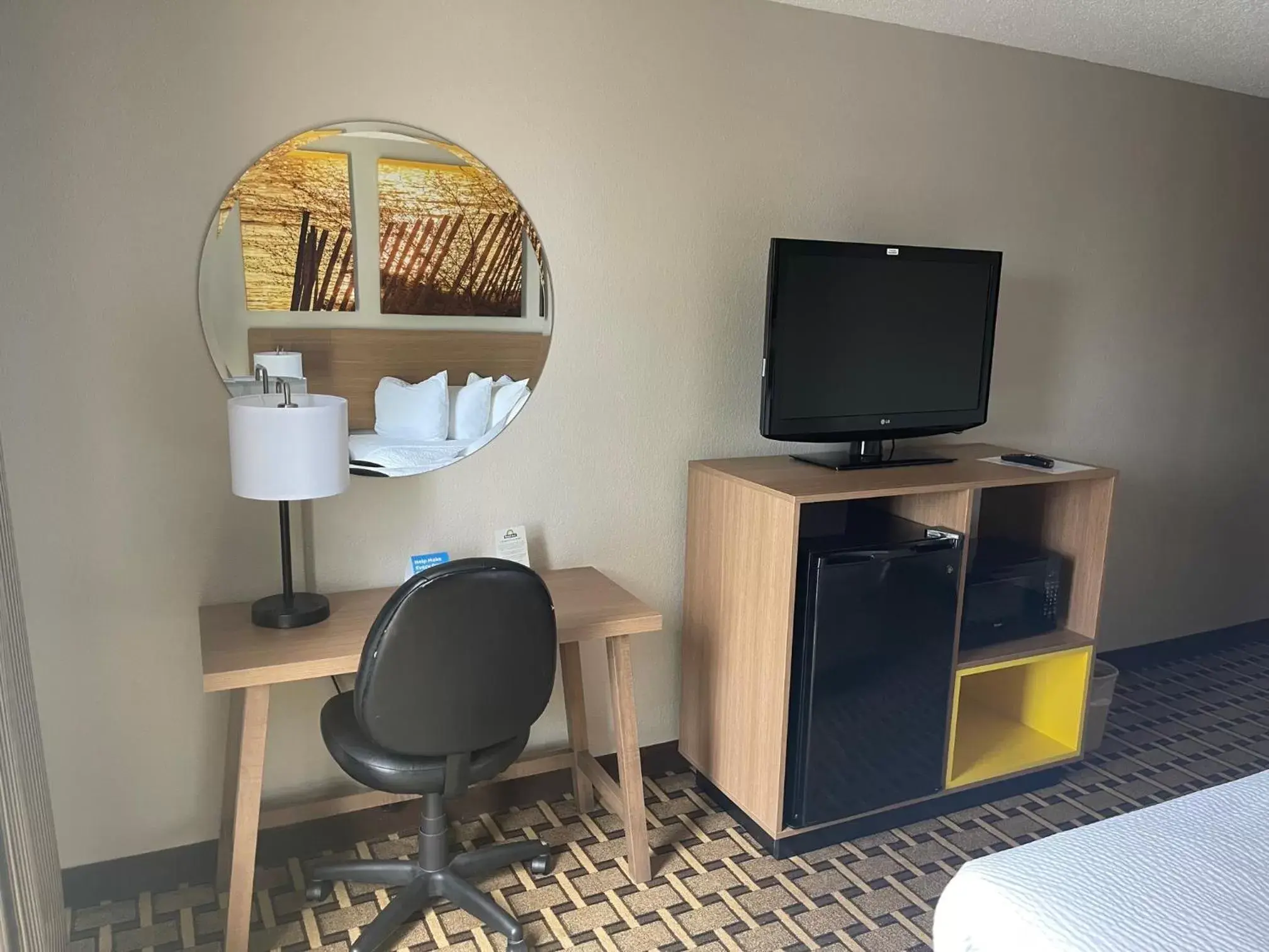 Seating area, TV/Entertainment Center in Days Inn by Wyndham Fayetteville-South/I-95 Exit 49