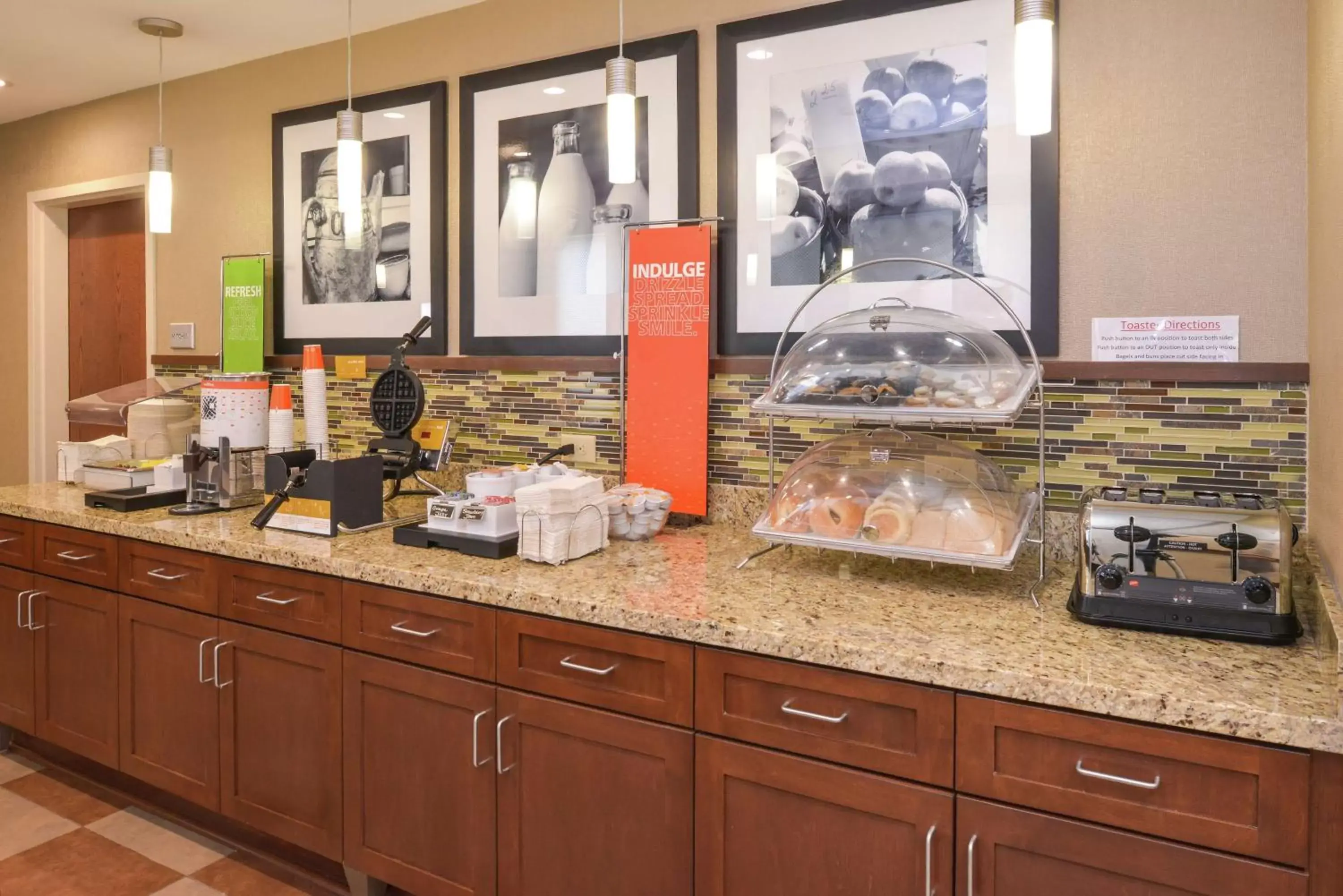 Dining area in Hampton Inn & Suites by Hilton Lonoke