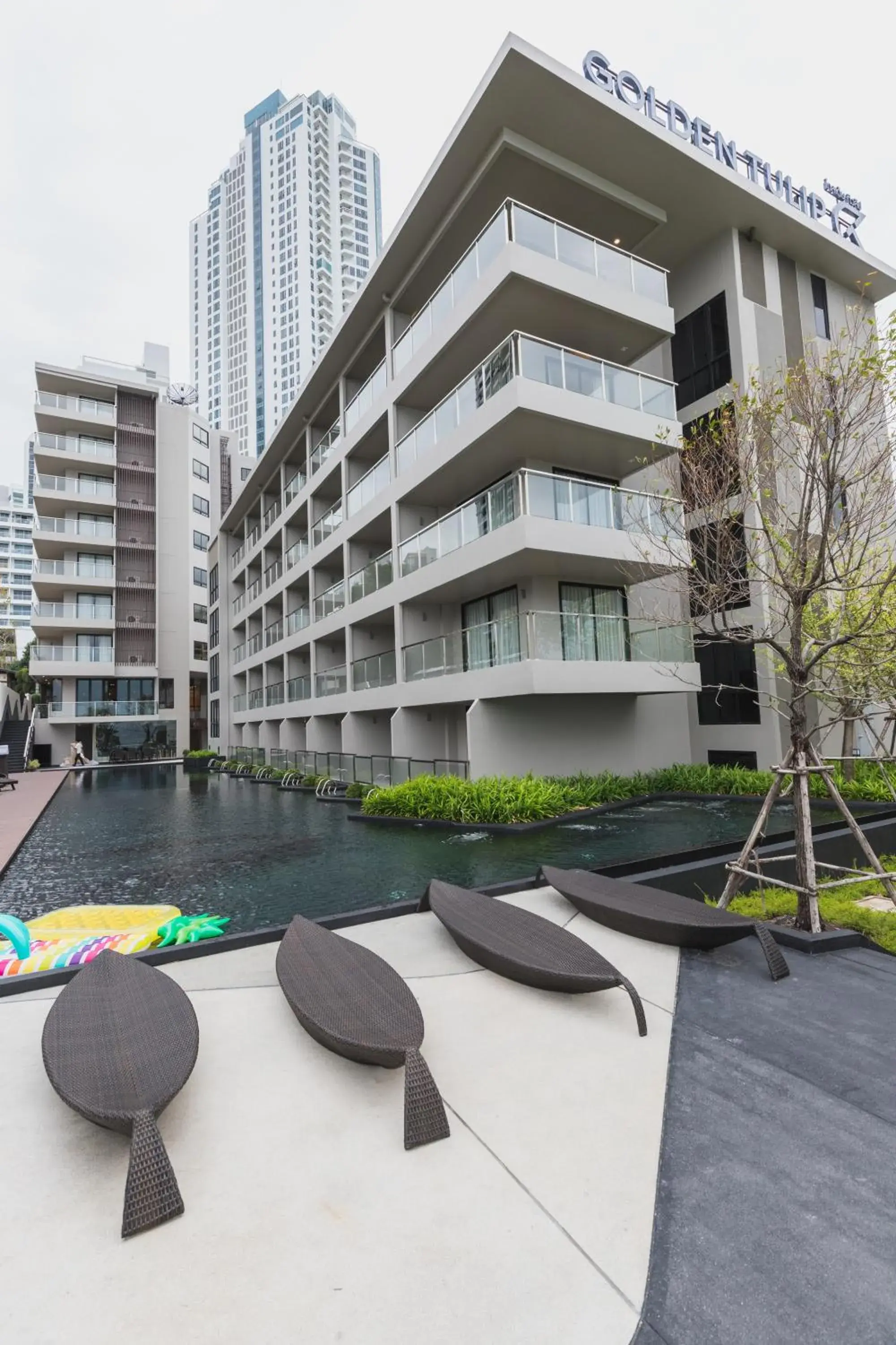 Swimming pool, Property Building in Golden Tulip Pattaya Beach Resort