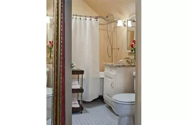 Bathroom in Albemarle Inn - Asheville