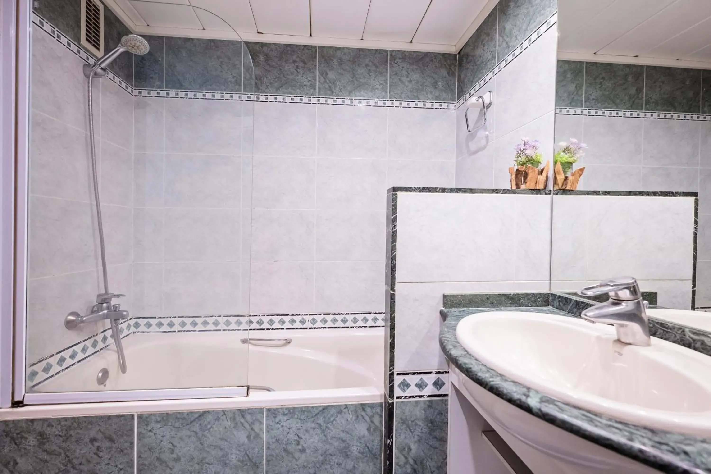 Shower, Bathroom in Aparthotel Napols - Abapart