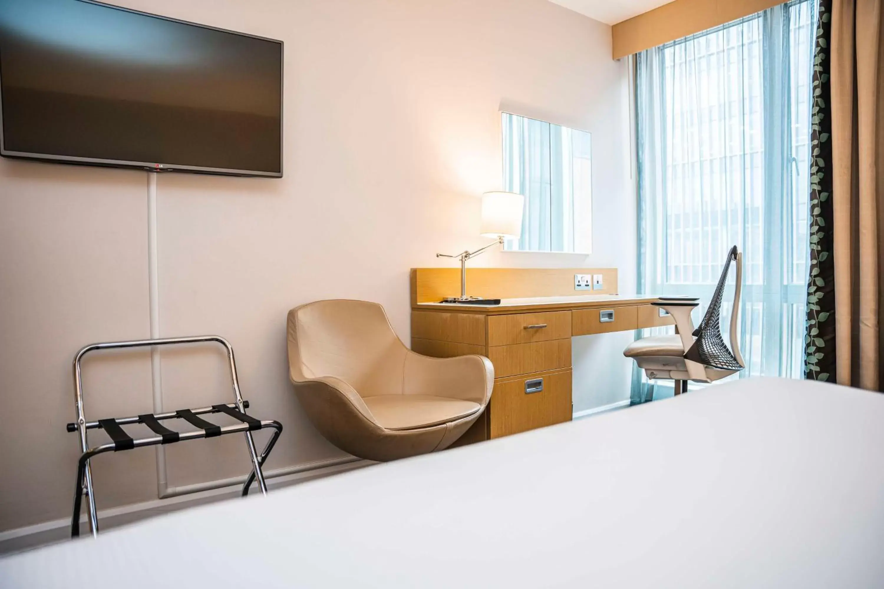 Bed, Seating Area in Hilton Garden Inn Birmingham Brindley Place