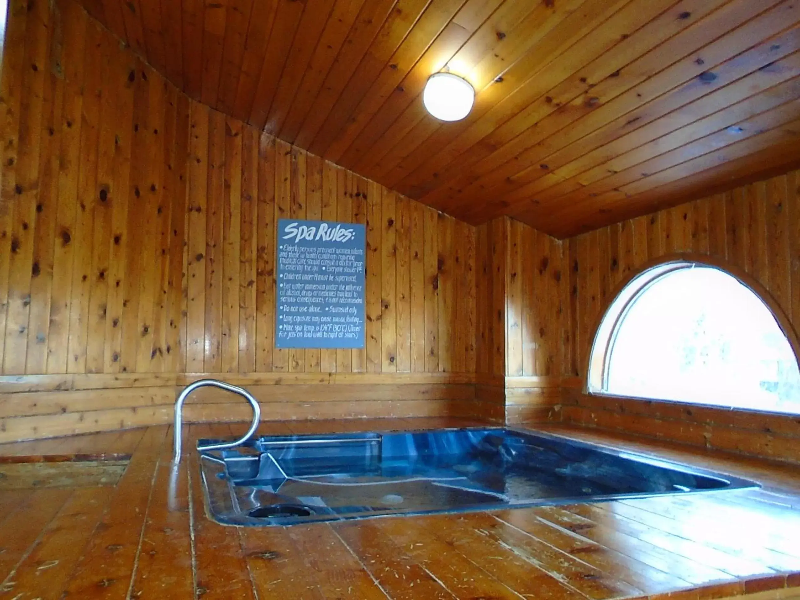 Hot Tub, Swimming Pool in Cedar Village Condominiums